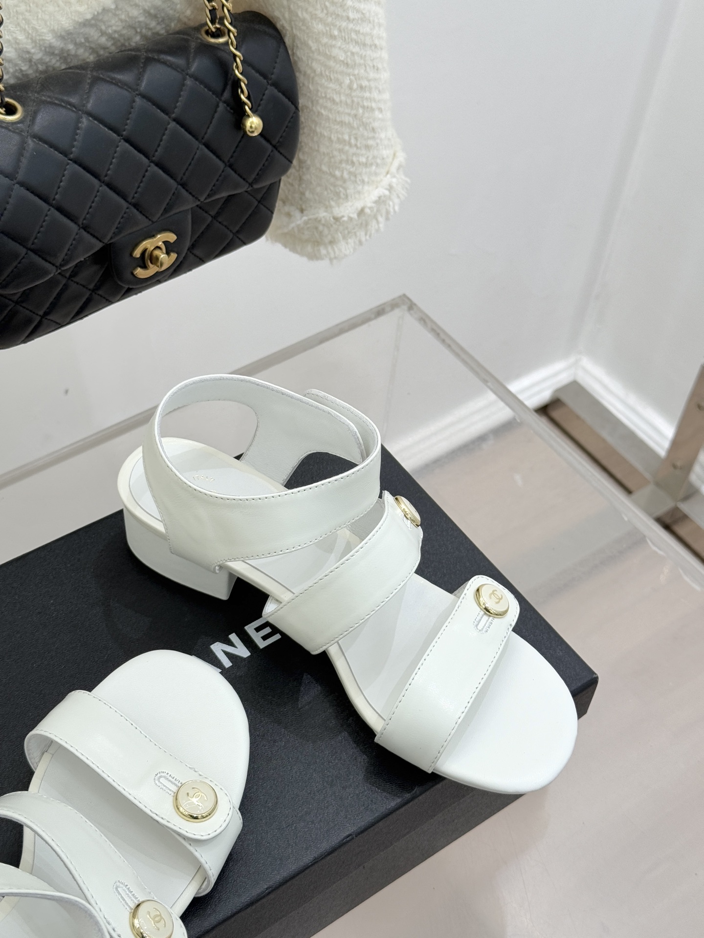 CHANE*｜小香26C早春新品双C纽扣凉拖系列将意式度假的慵懒与精致典雅织就成步履间的奢华诗篇。鞋身标