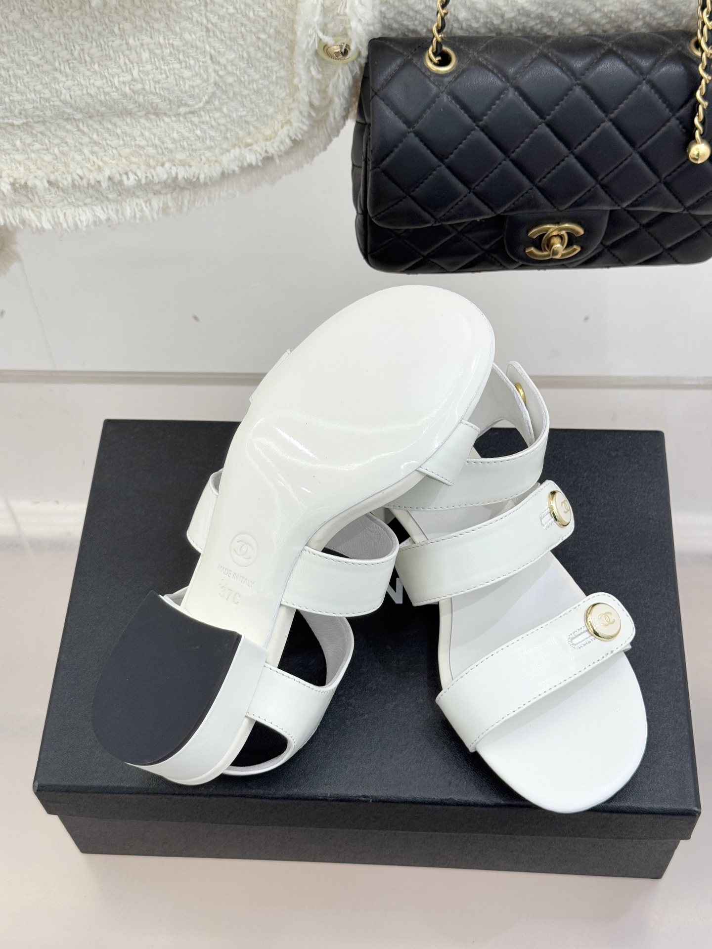 CHANE*｜小香26C早春新品双C纽扣凉拖系列将意式度假的慵懒与精致典雅织就成步履间的奢华诗篇。鞋身标