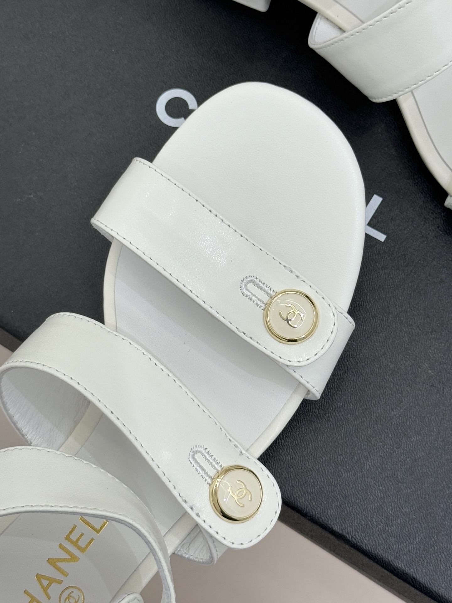 CHANE*｜小香26C早春新品双C纽扣凉拖系列将意式度假的慵懒与精致典雅织就成步履间的奢华诗篇。鞋身标