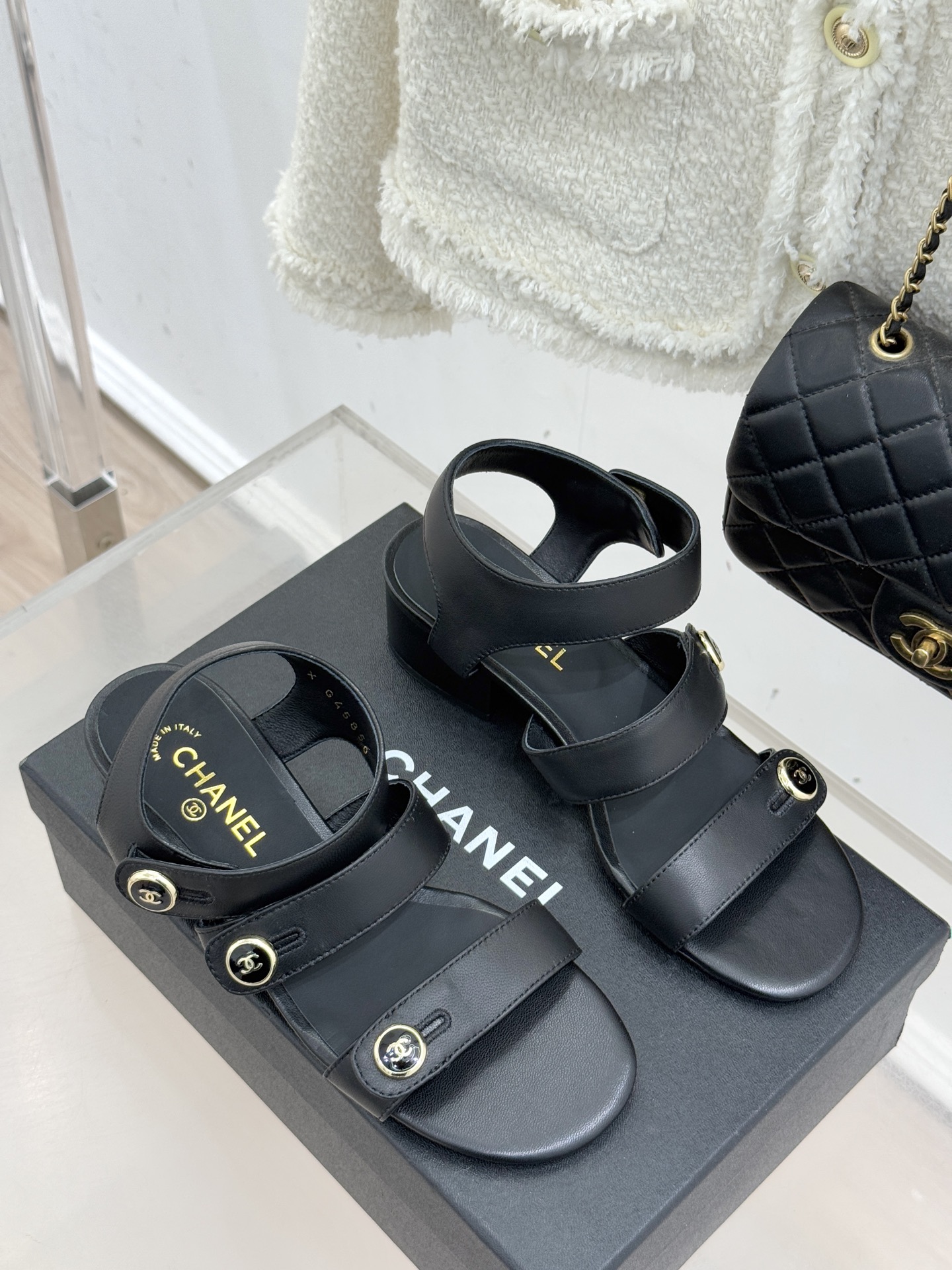 CHANE*｜小香26C早春新品双C纽扣凉拖系列将意式度假的慵懒与精致典雅织就成步履间的奢华诗篇。鞋身标