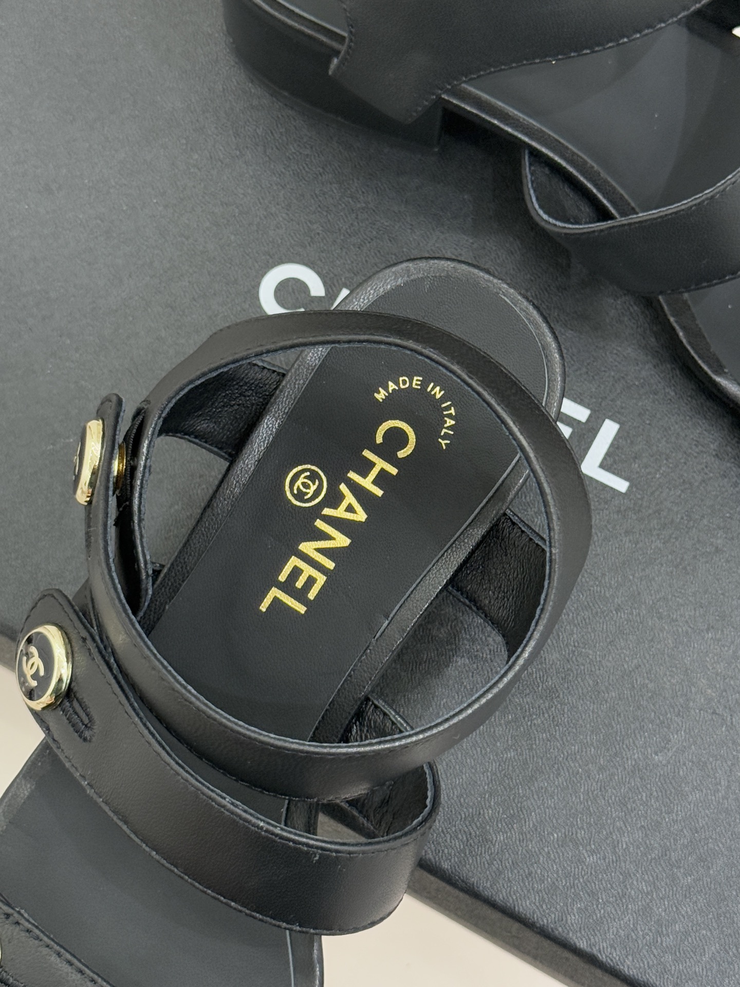 CHANE*｜小香26C早春新品双C纽扣凉拖系列将意式度假的慵懒与精致典雅织就成步履间的奢华诗篇。鞋身标