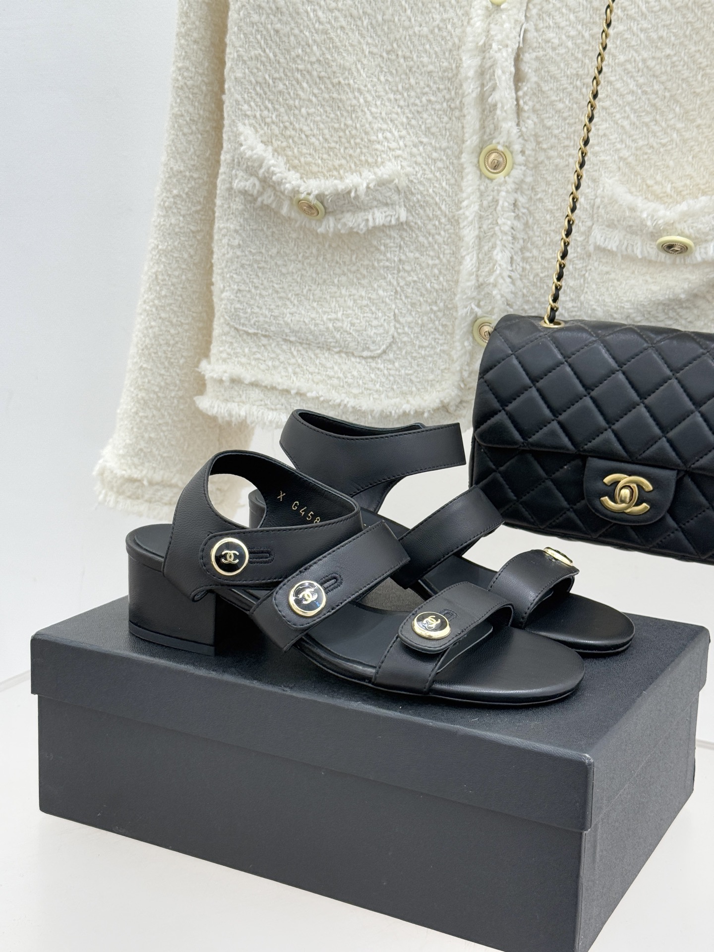 CHANE*｜小香26C早春新品双C纽扣凉拖系列将意式度假的慵懒与精致典雅织就成步履间的奢华诗篇。鞋身标