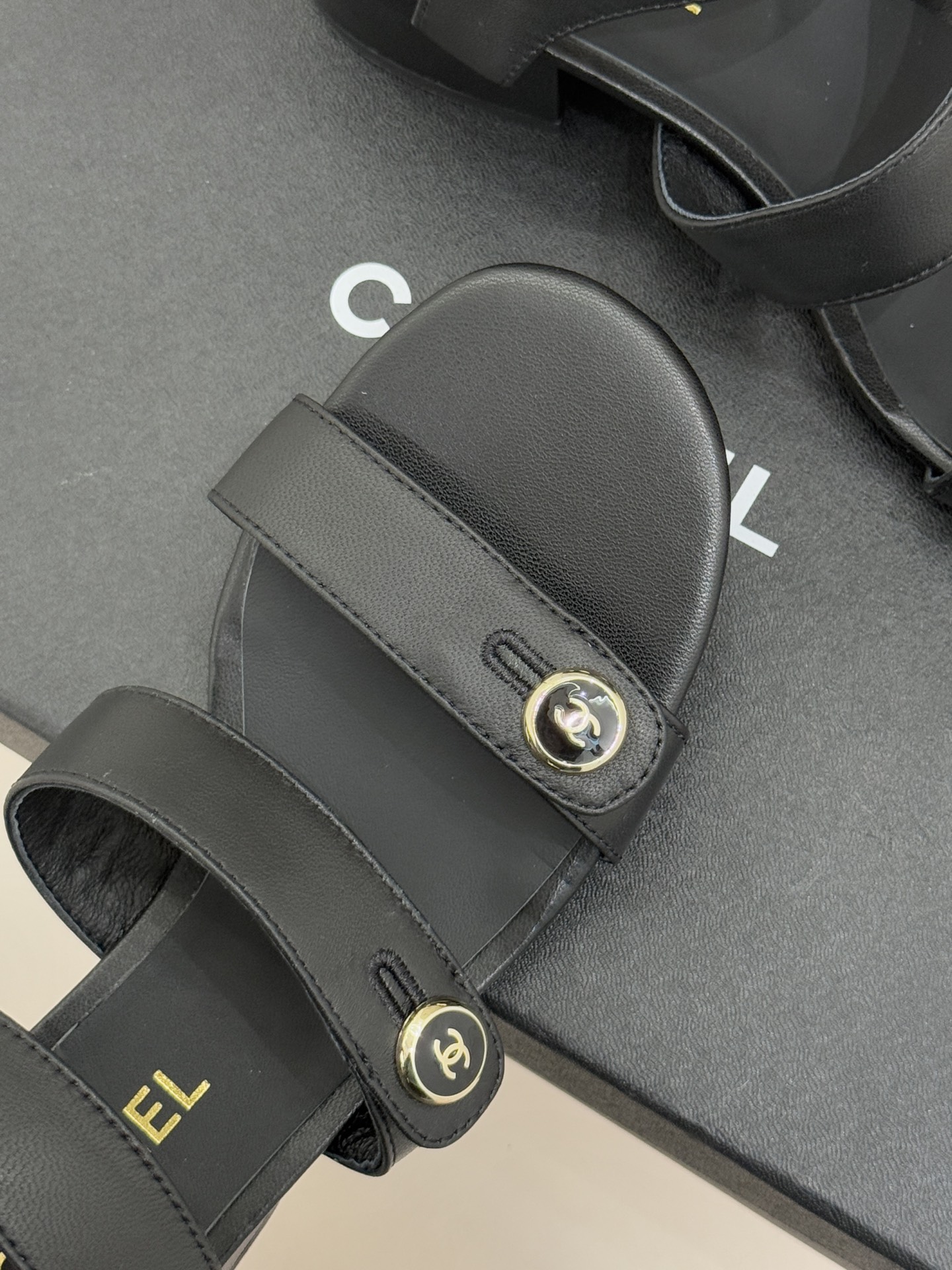 CHANE*｜小香26C早春新品双C纽扣凉拖系列将意式度假的慵懒与精致典雅织就成步履间的奢华诗篇。鞋身标