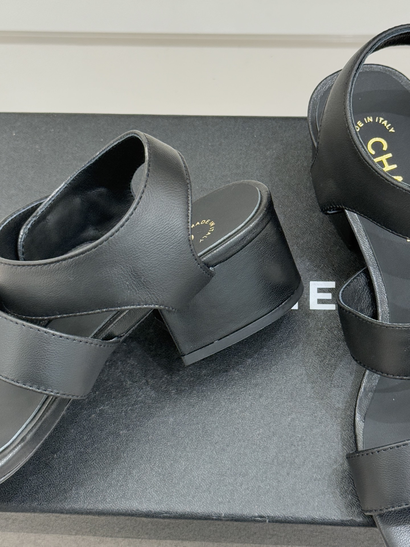 CHANE*｜小香26C早春新品双C纽扣凉拖系列将意式度假的慵懒与精致典雅织就成步履间的奢华诗篇。鞋身标