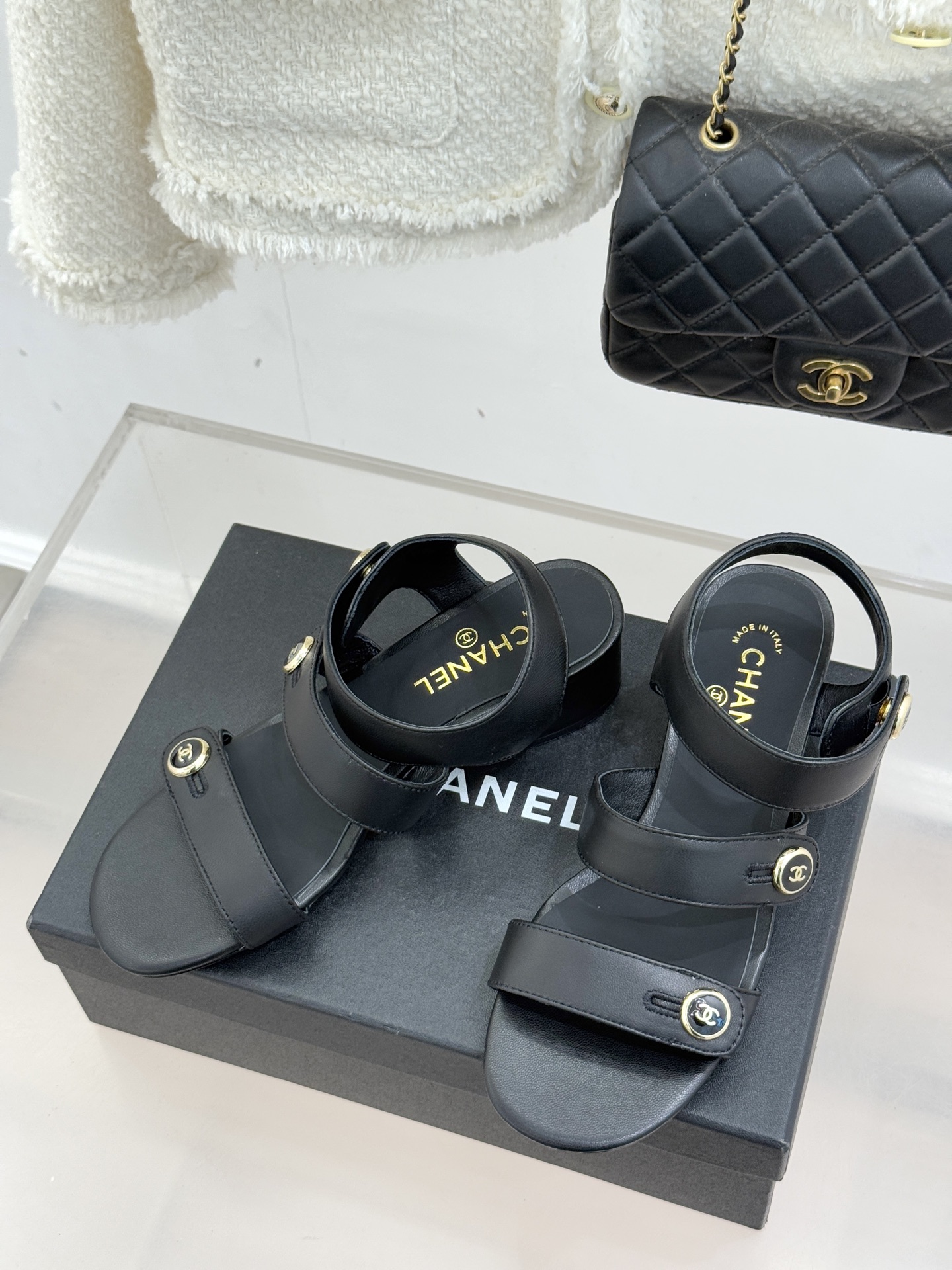 CHANE*｜小香26C早春新品双C纽扣凉拖系列将意式度假的慵懒与精致典雅织就成步履间的奢华诗篇。鞋身标