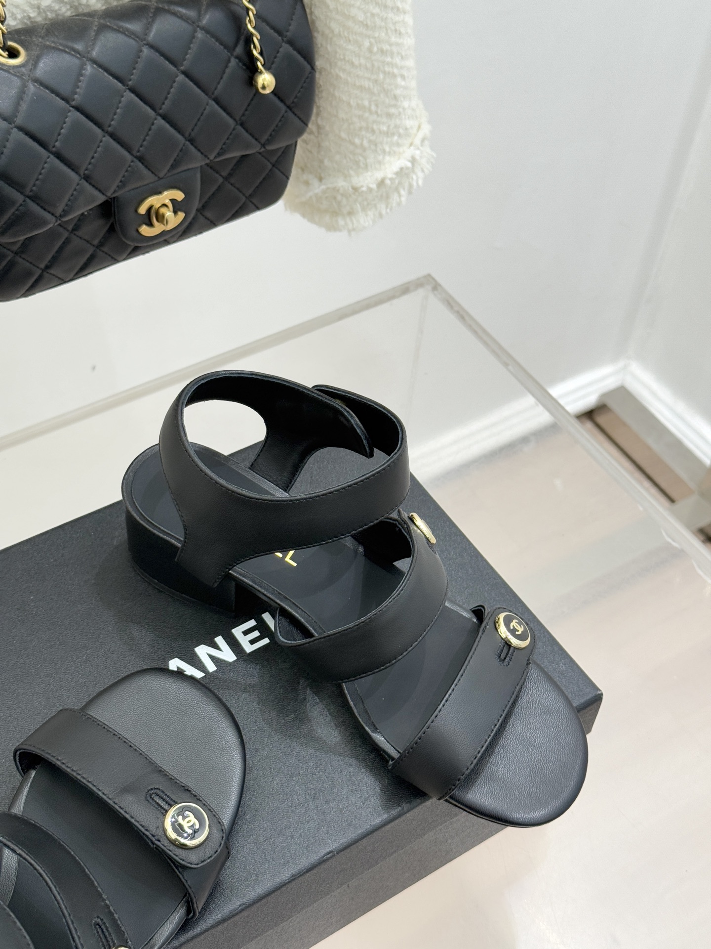 CHANE*｜小香26C早春新品双C纽扣凉拖系列将意式度假的慵懒与精致典雅织就成步履间的奢华诗篇。鞋身标