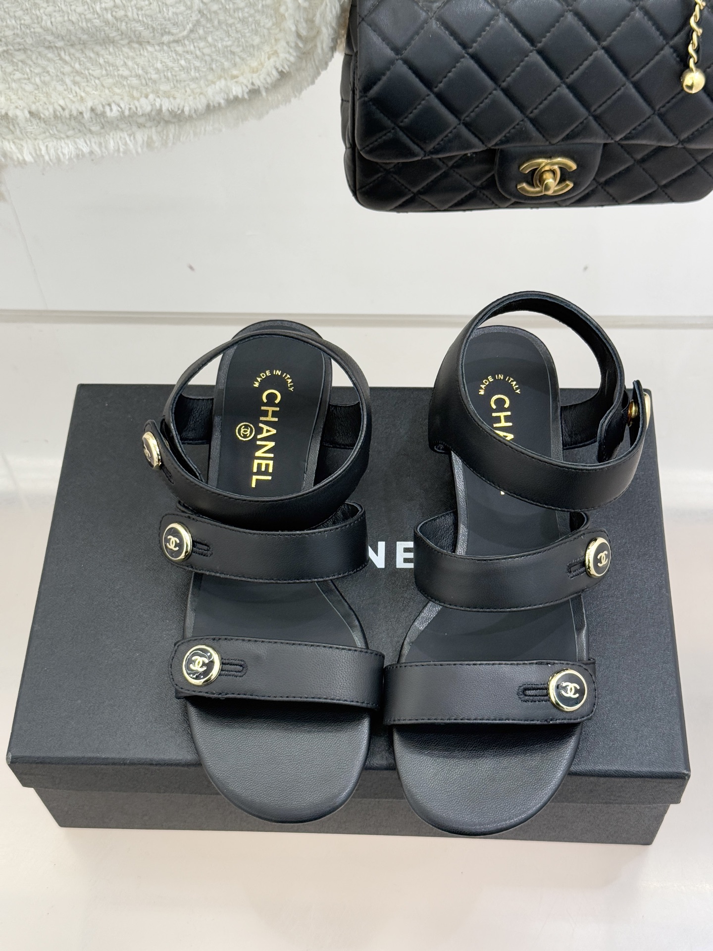 CHANE*｜小香26C早春新品双C纽扣凉拖系列将意式度假的慵懒与精致典雅织就成步履间的奢华诗篇。鞋身标