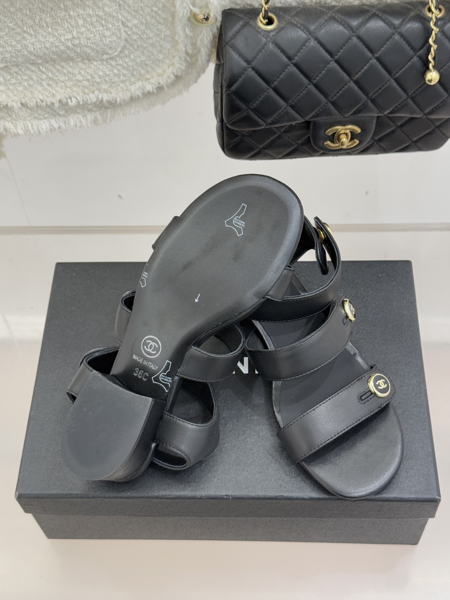 CHANE*｜小香26C早春新品双C纽扣凉拖系列将意式度假的慵懒与精致典雅织就成步履间的奢华诗篇。鞋身标