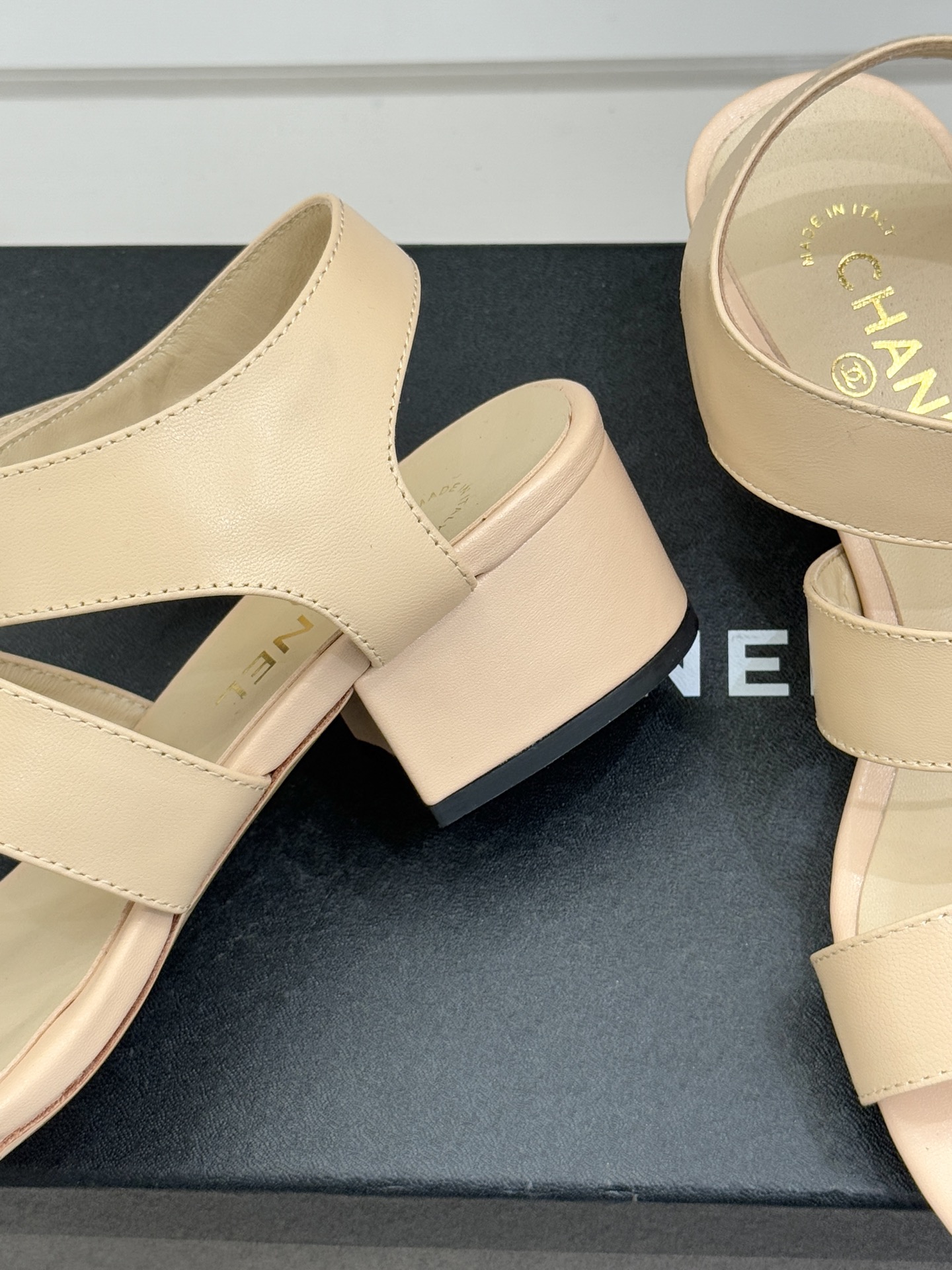 CHANE*｜小香26C早春新品双C纽扣凉拖系列将意式度假的慵懒与精致典雅织就成步履间的奢华诗篇。鞋身标