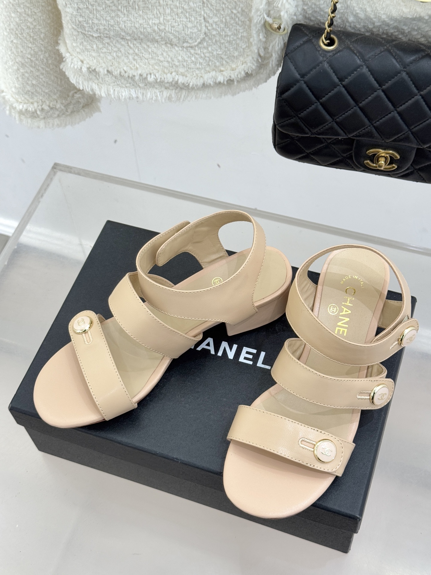 CHANE*｜小香26C早春新品双C纽扣凉拖系列将意式度假的慵懒与精致典雅织就成步履间的奢华诗篇。鞋身标