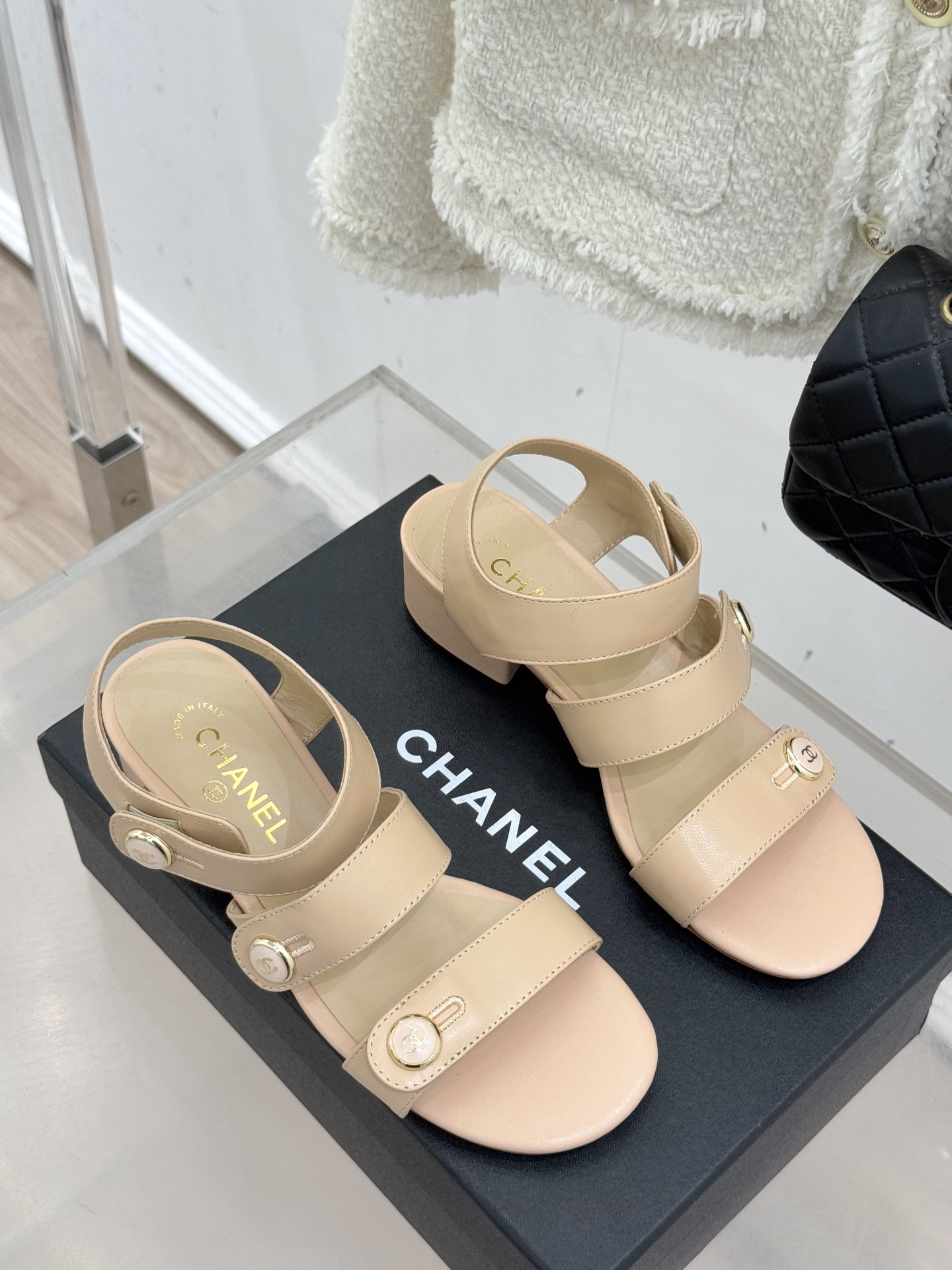 CHANE*｜小香26C早春新品双C纽扣凉拖系列将意式度假的慵懒与精致典雅织就成步履间的奢华诗篇。鞋身标