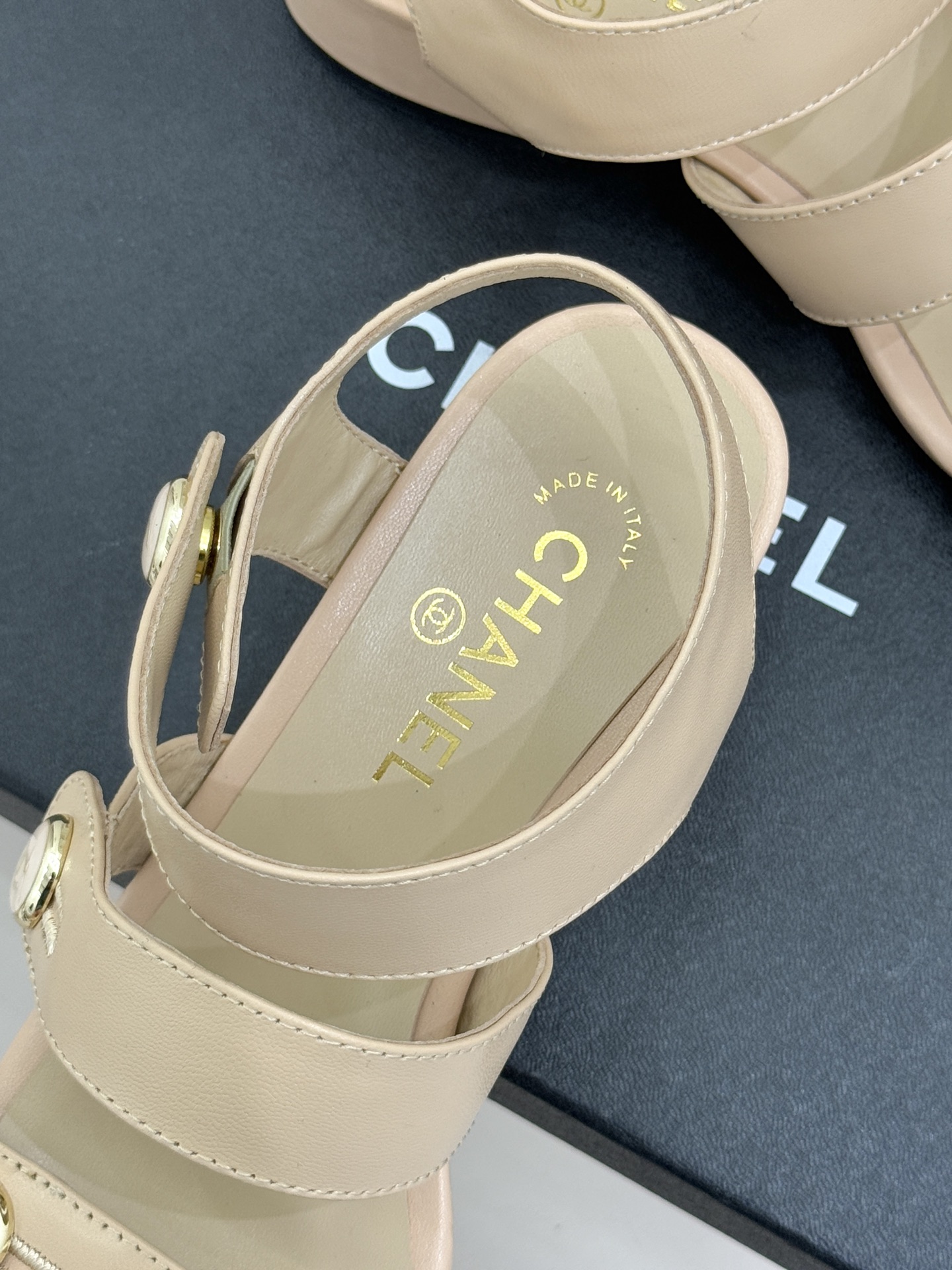 CHANE*｜小香26C早春新品双C纽扣凉拖系列将意式度假的慵懒与精致典雅织就成步履间的奢华诗篇。鞋身标