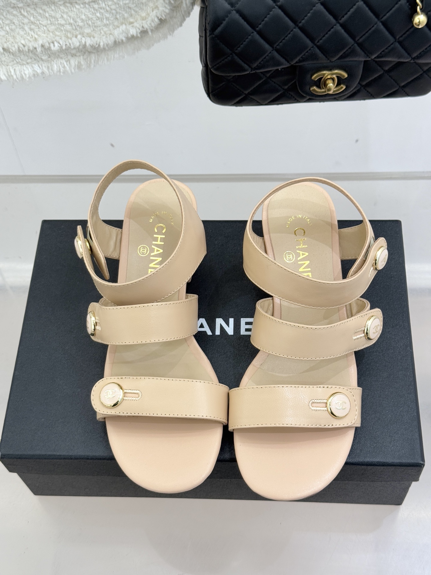 CHANE*｜小香26C早春新品双C纽扣凉拖系列将意式度假的慵懒与精致典雅织就成步履间的奢华诗篇。鞋身标