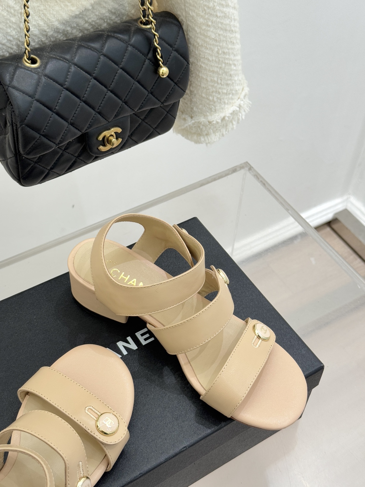 CHANE*｜小香26C早春新品双C纽扣凉拖系列将意式度假的慵懒与精致典雅织就成步履间的奢华诗篇。鞋身标