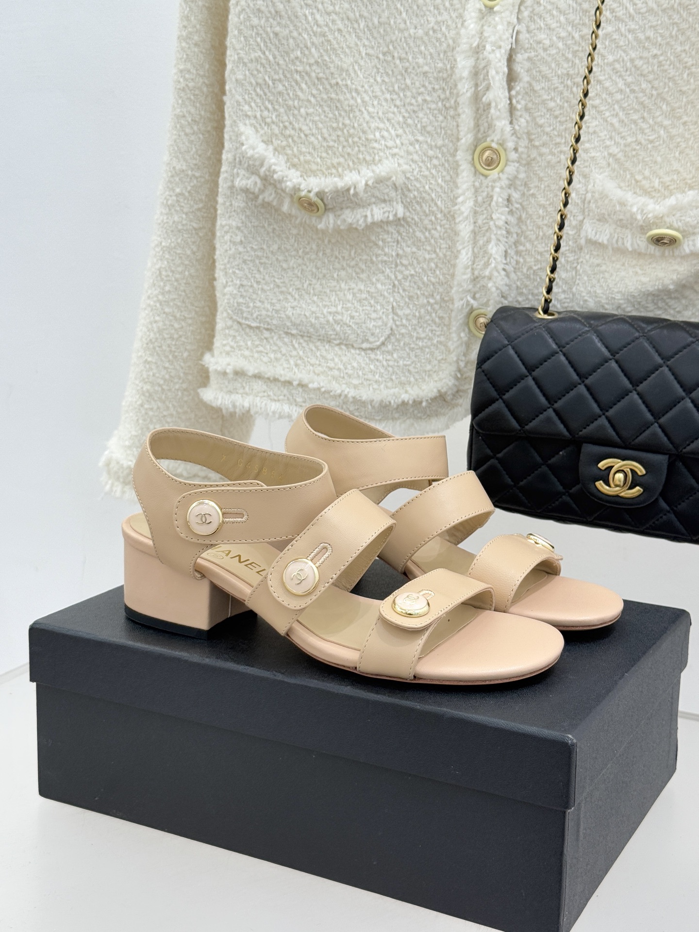 CHANE*｜小香26C早春新品双C纽扣凉拖系列将意式度假的慵懒与精致典雅织就成步履间的奢华诗篇。鞋身标