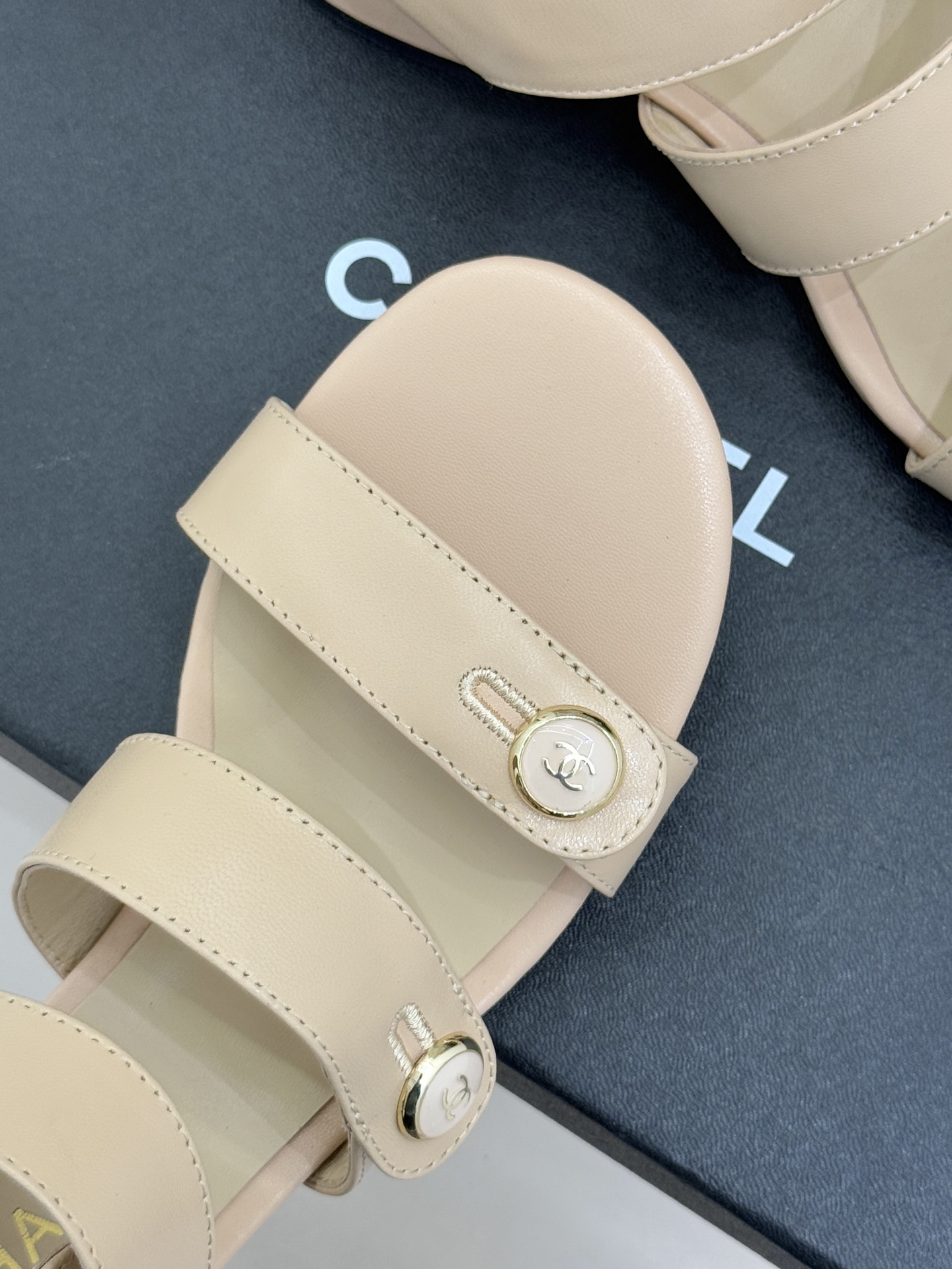 CHANE*｜小香26C早春新品双C纽扣凉拖系列将意式度假的慵懒与精致典雅织就成步履间的奢华诗篇。鞋身标