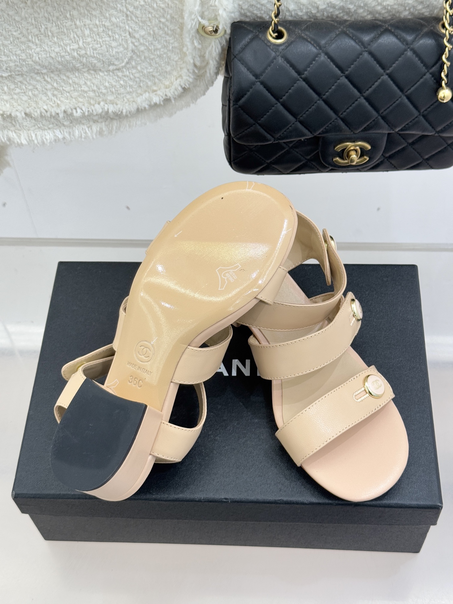 CHANE*｜小香26C早春新品双C纽扣凉拖系列将意式度假的慵懒与精致典雅织就成步履间的奢华诗篇。鞋身标