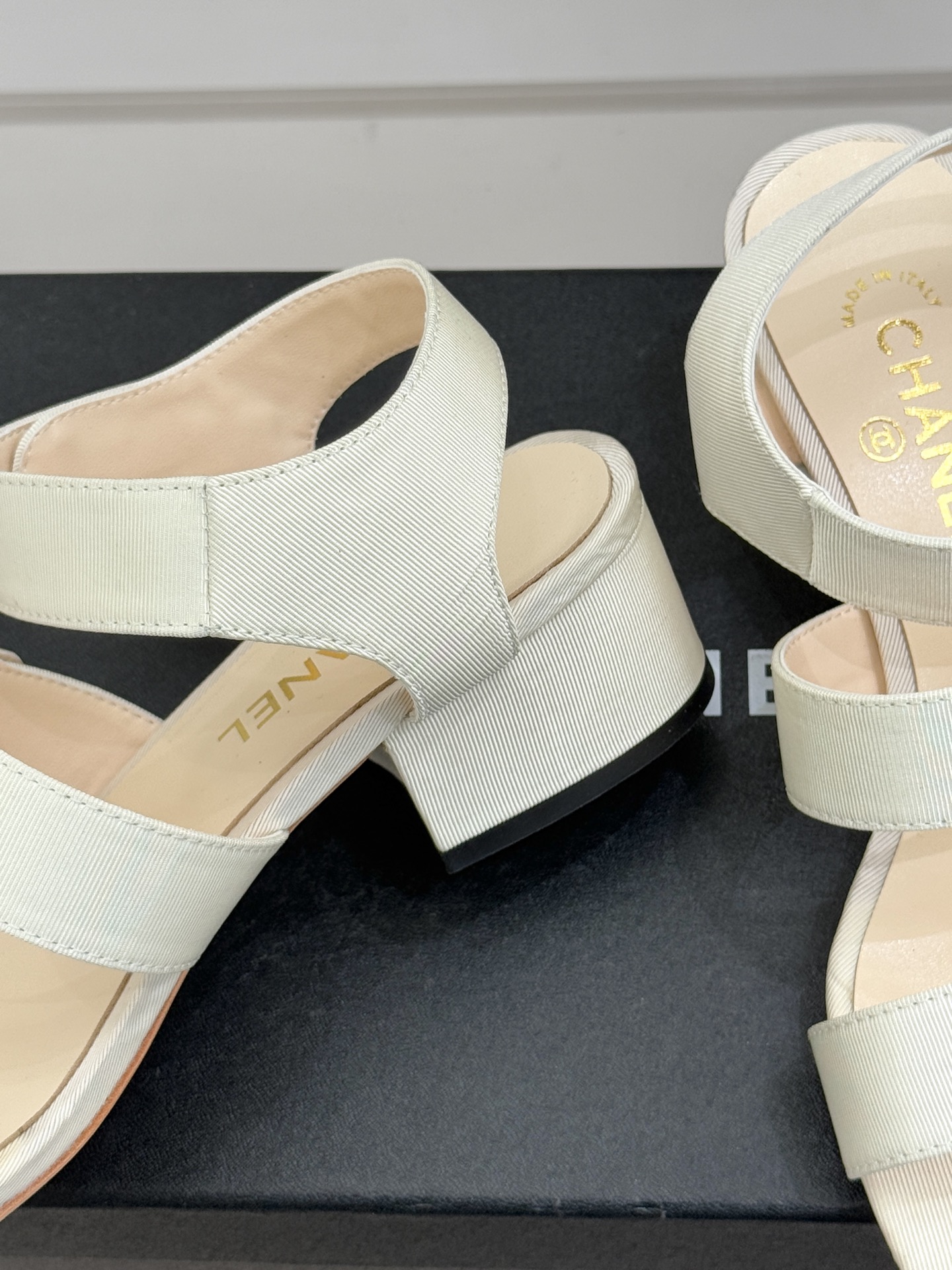 CHANE*｜小香26C早春新品双C纽扣凉拖系列将意式度假的慵懒与精致典雅织就成步履间的奢华诗篇。鞋身标