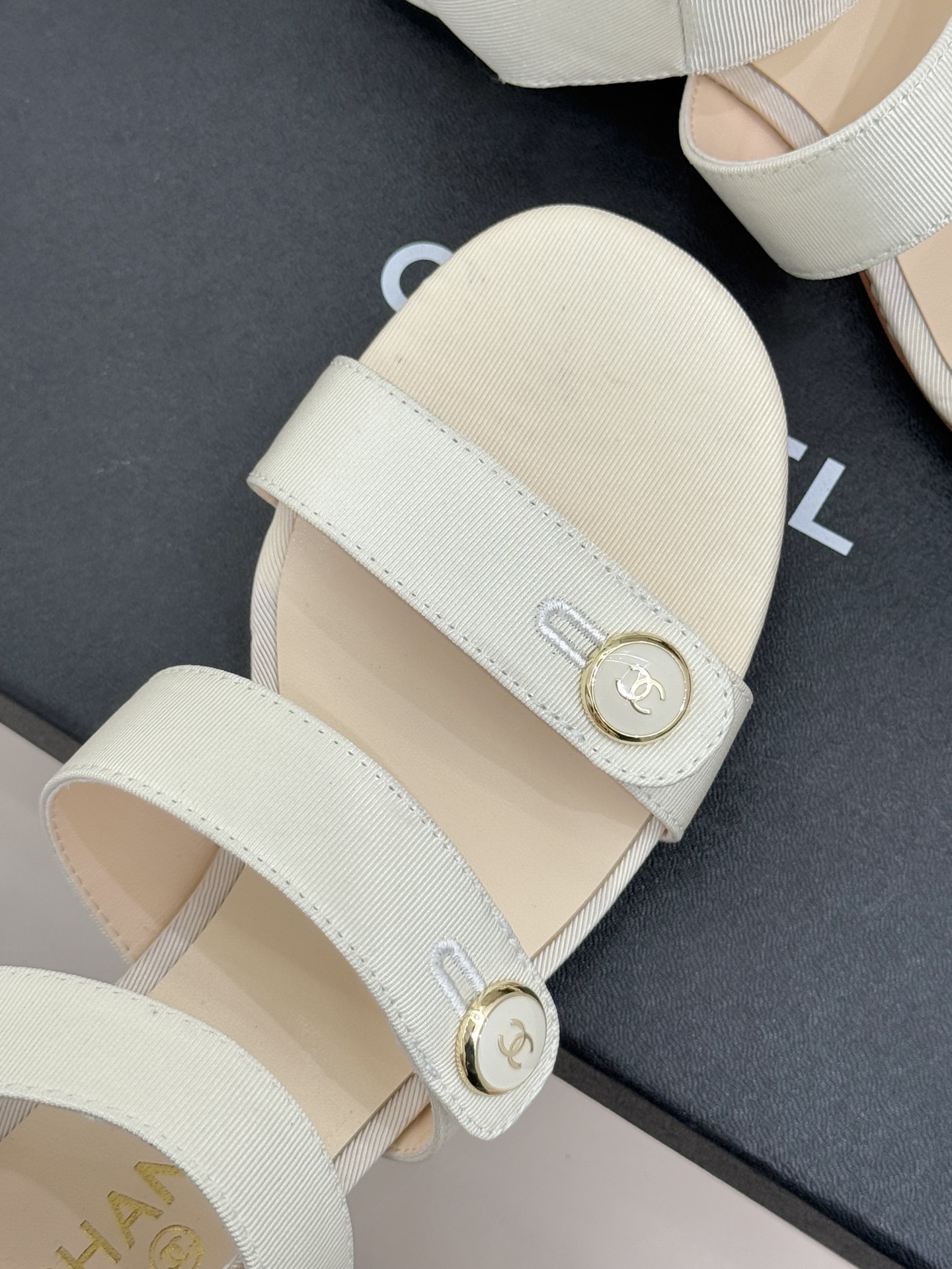 CHANE*｜小香26C早春新品双C纽扣凉拖系列将意式度假的慵懒与精致典雅织就成步履间的奢华诗篇。鞋身标