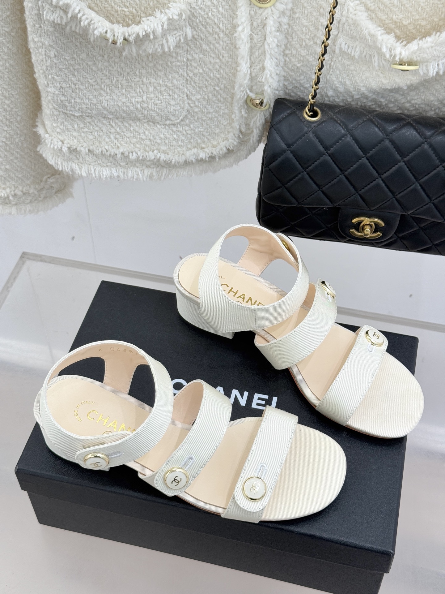 CHANE*｜小香26C早春新品双C纽扣凉拖系列将意式度假的慵懒与精致典雅织就成步履间的奢华诗篇。鞋身标