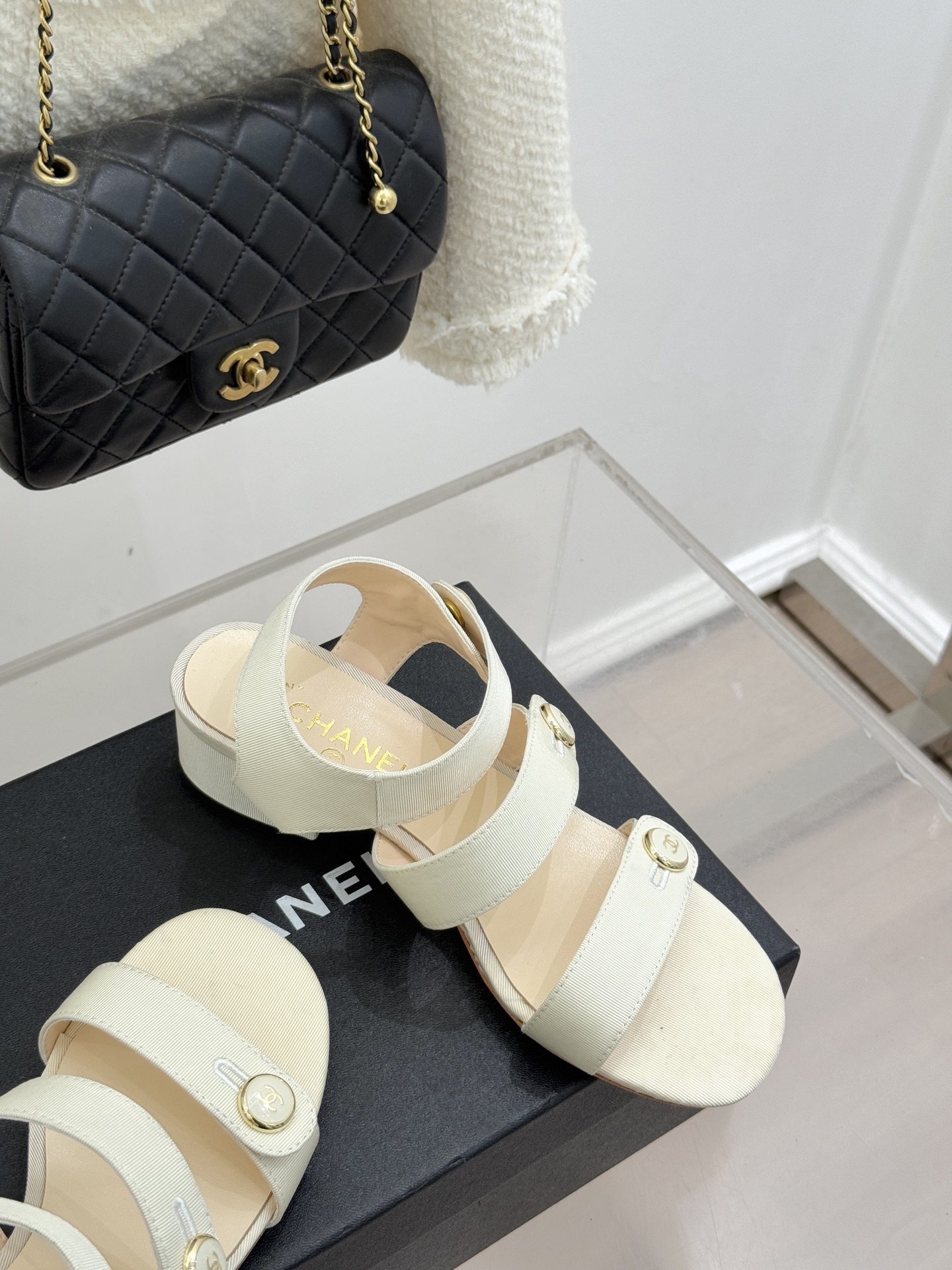 CHANE*｜小香26C早春新品双C纽扣凉拖系列将意式度假的慵懒与精致典雅织就成步履间的奢华诗篇。鞋身标