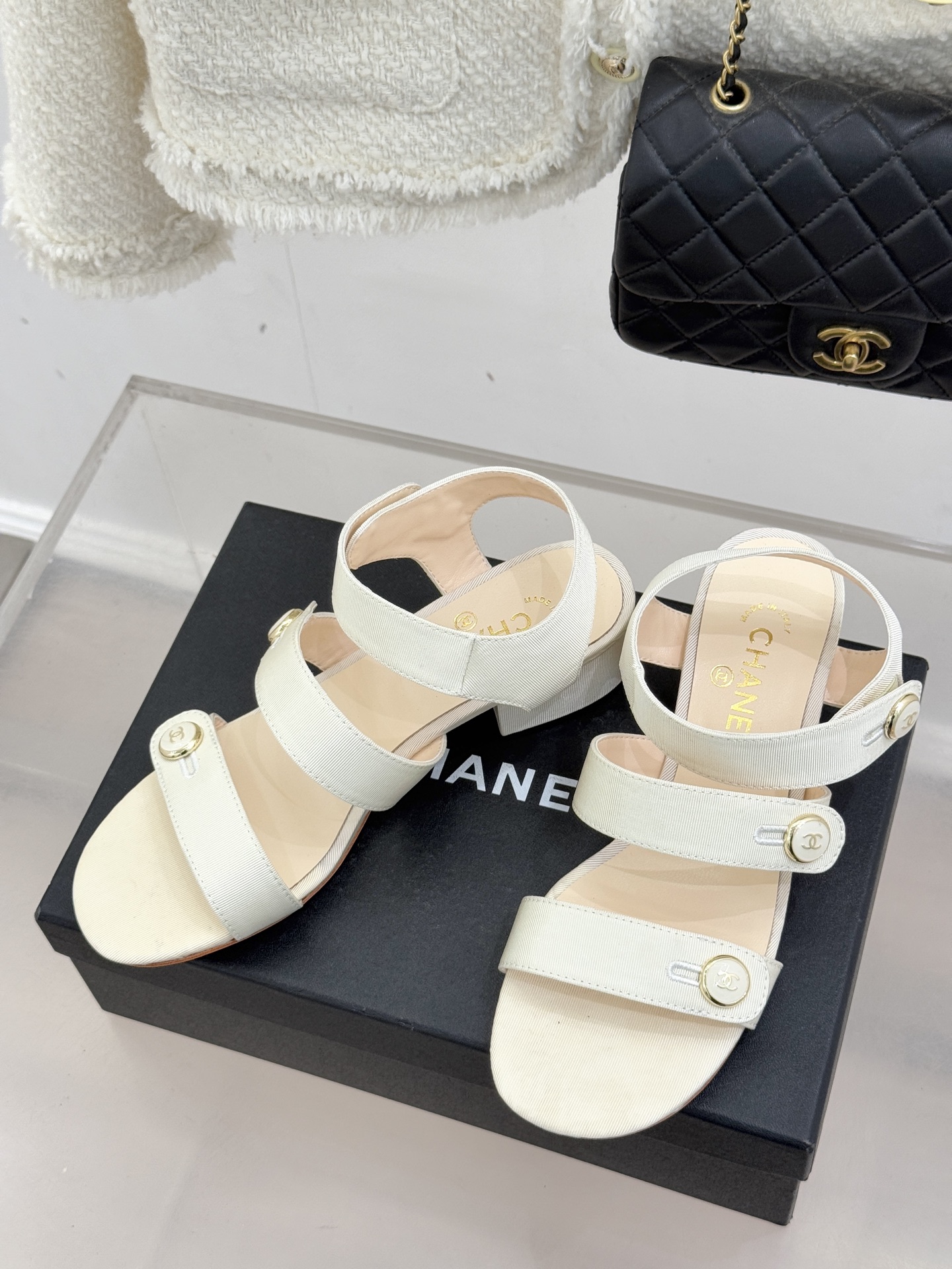 CHANE*｜小香26C早春新品双C纽扣凉拖系列将意式度假的慵懒与精致典雅织就成步履间的奢华诗篇。鞋身标