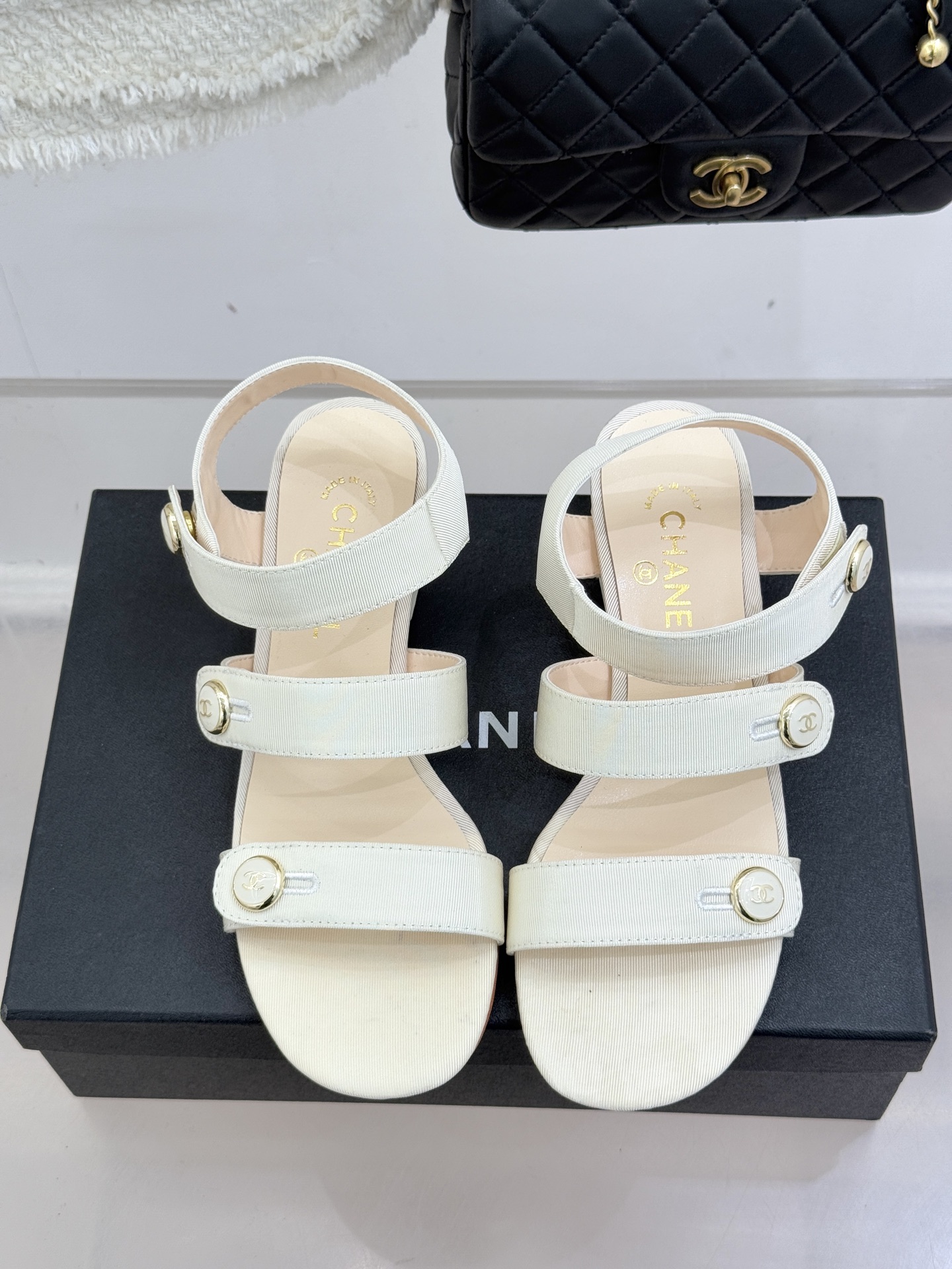 CHANE*｜小香26C早春新品双C纽扣凉拖系列将意式度假的慵懒与精致典雅织就成步履间的奢华诗篇。鞋身标