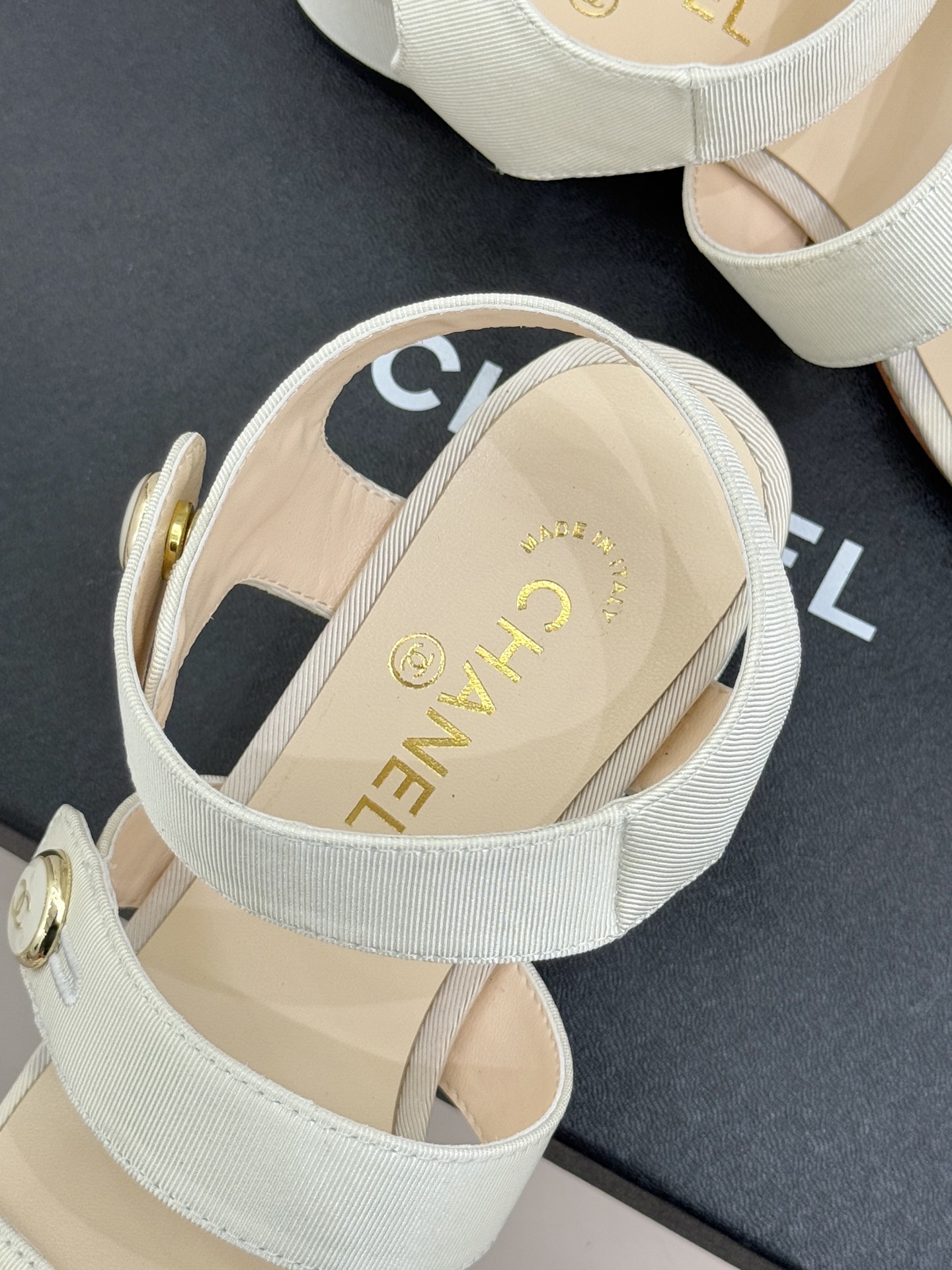 CHANE*｜小香26C早春新品双C纽扣凉拖系列将意式度假的慵懒与精致典雅织就成步履间的奢华诗篇。鞋身标