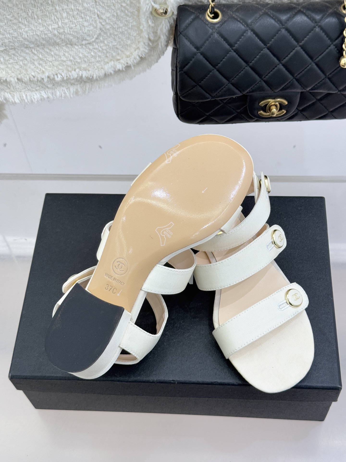 CHANE*｜小香26C早春新品双C纽扣凉拖系列将意式度假的慵懒与精致典雅织就成步履间的奢华诗篇。鞋身标