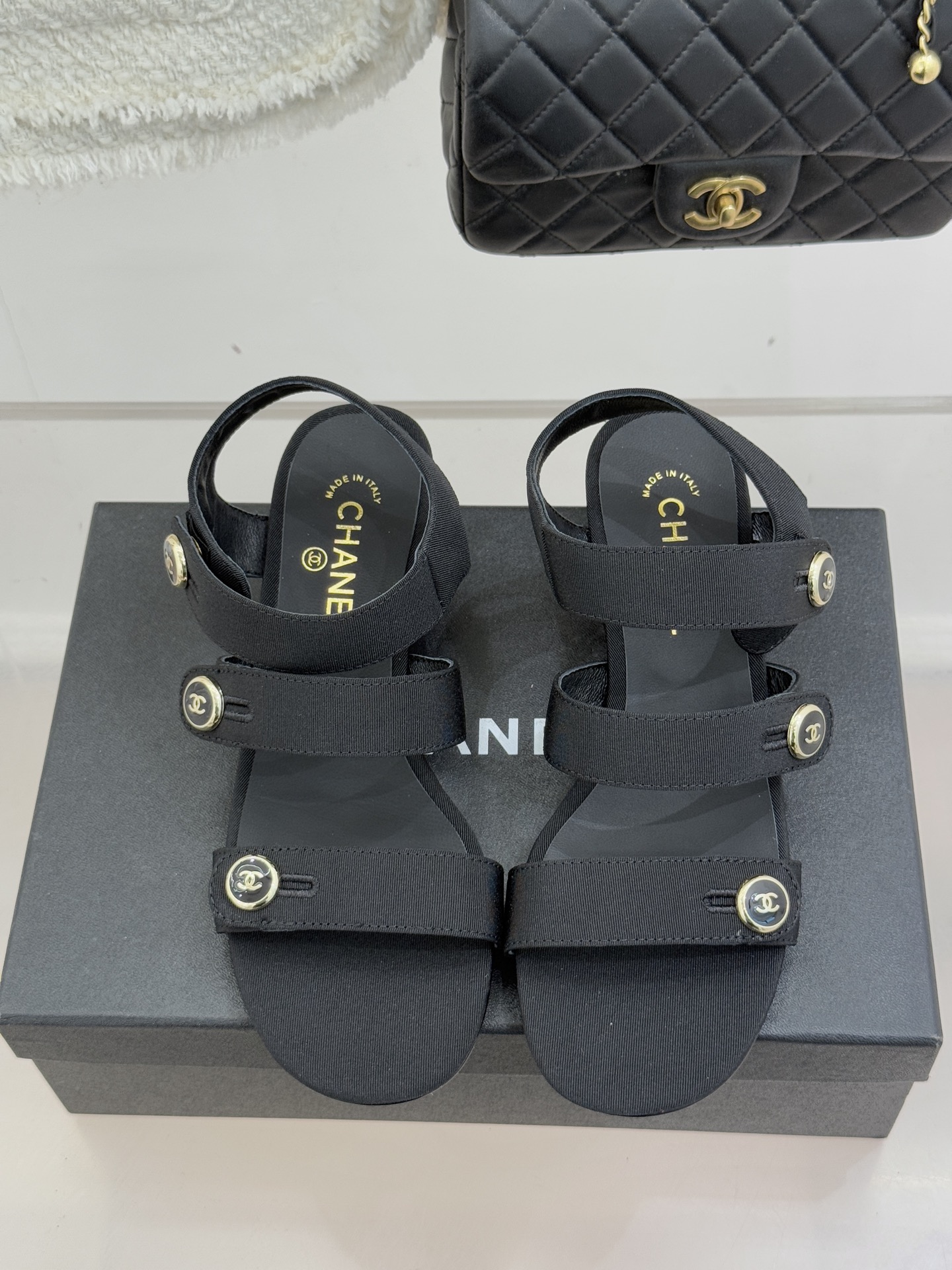 CHANE*｜小香26C早春新品双C纽扣凉拖系列将意式度假的慵懒与精致典雅织就成步履间的奢华诗篇。鞋身标