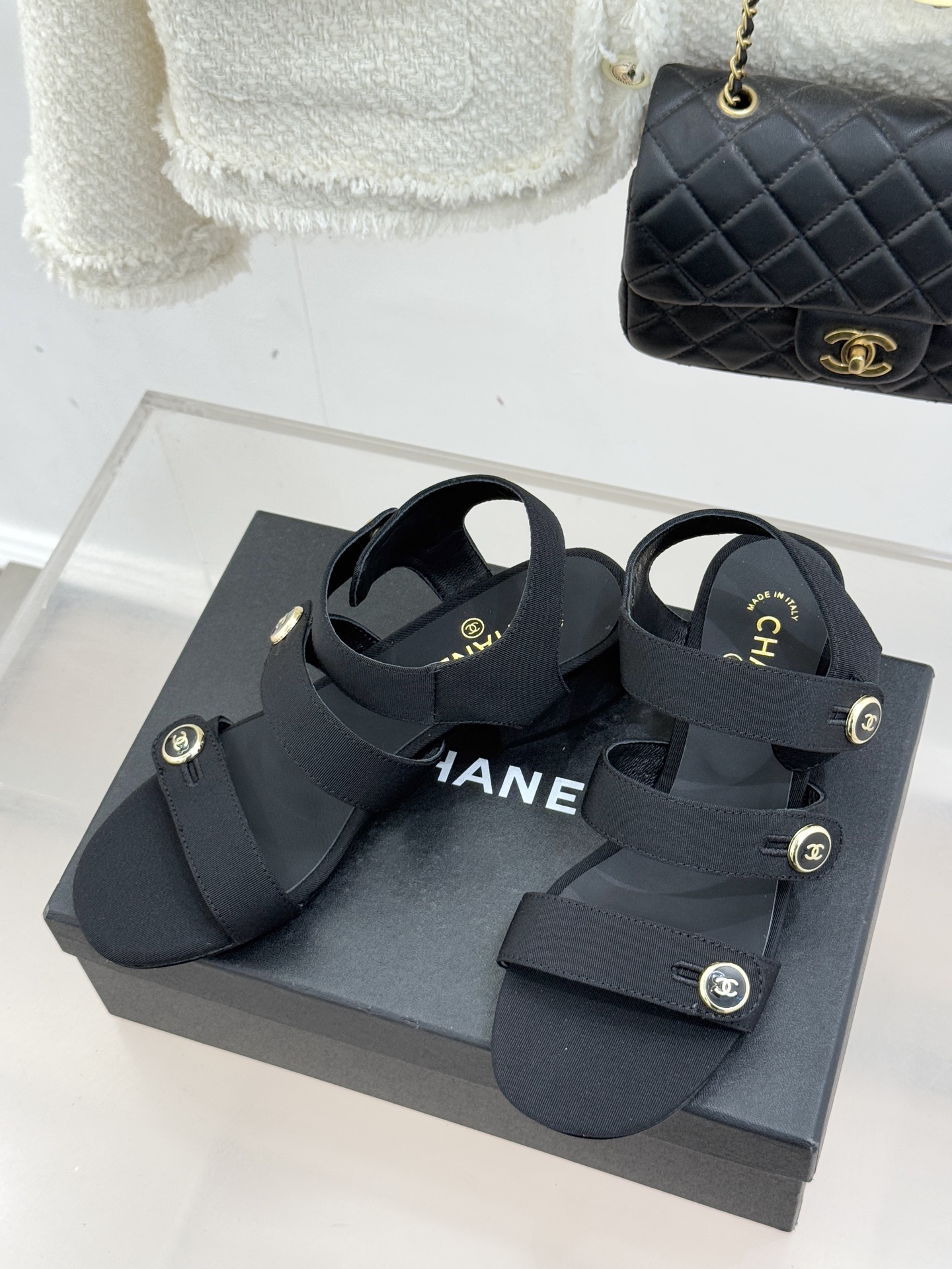 CHANE*｜小香26C早春新品双C纽扣凉拖系列将意式度假的慵懒与精致典雅织就成步履间的奢华诗篇。鞋身标