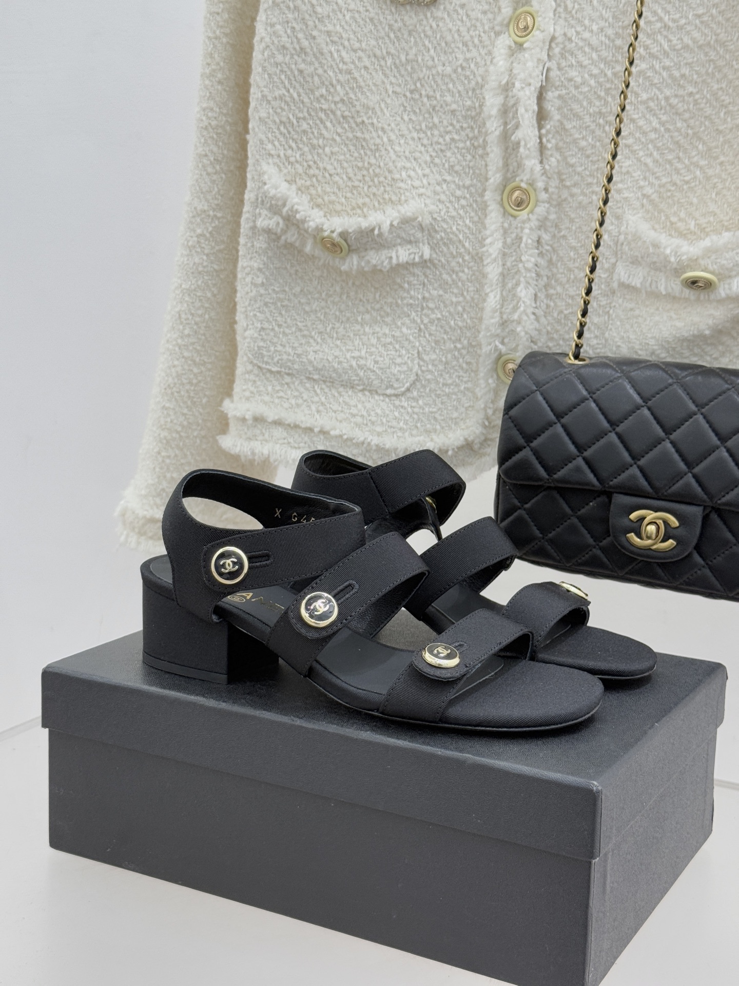 CHANE*｜小香26C早春新品双C纽扣凉拖系列将意式度假的慵懒与精致典雅织就成步履间的奢华诗篇。鞋身标