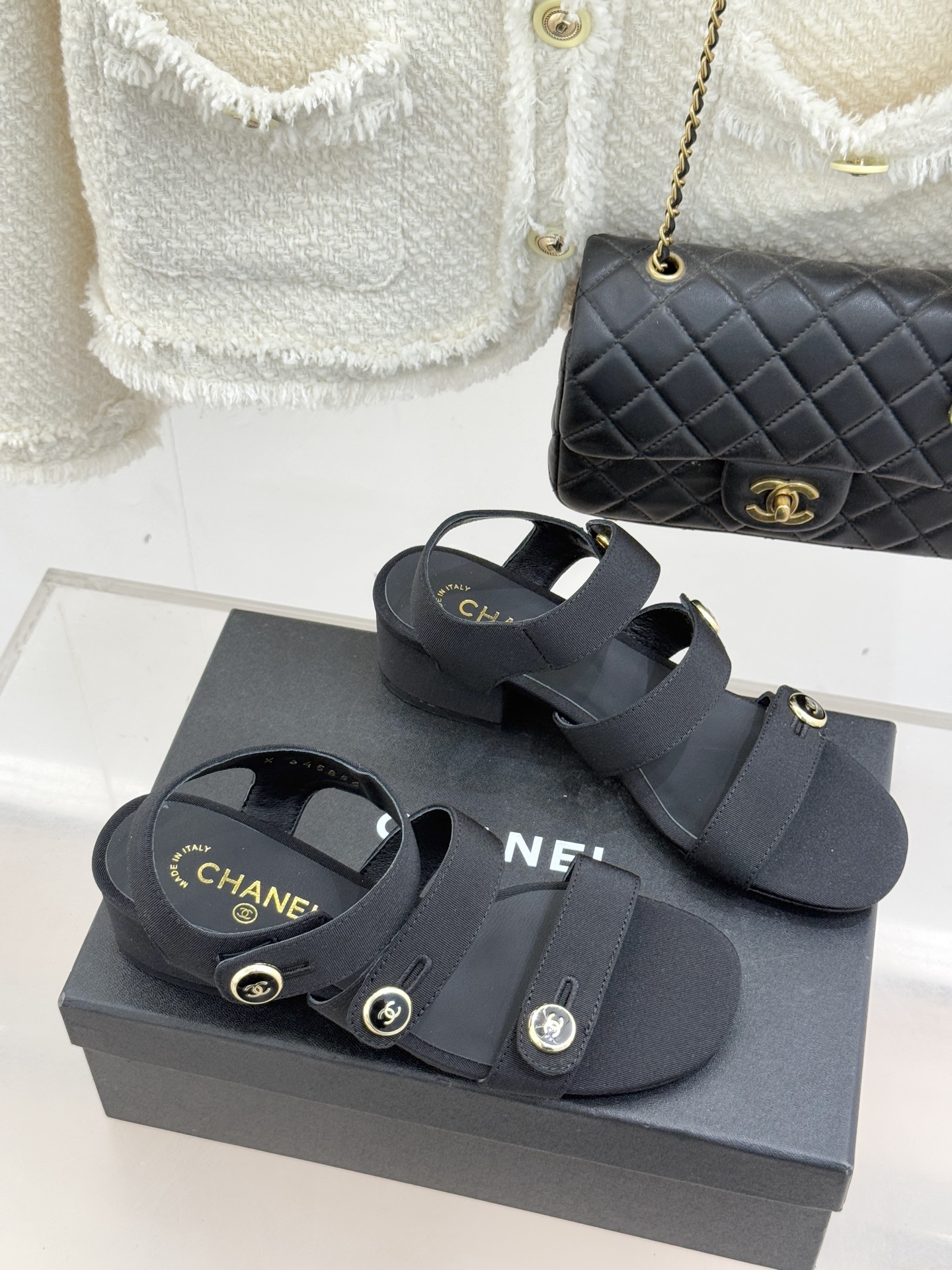 CHANE*｜小香26C早春新品双C纽扣凉拖系列将意式度假的慵懒与精致典雅织就成步履间的奢华诗篇。鞋身标