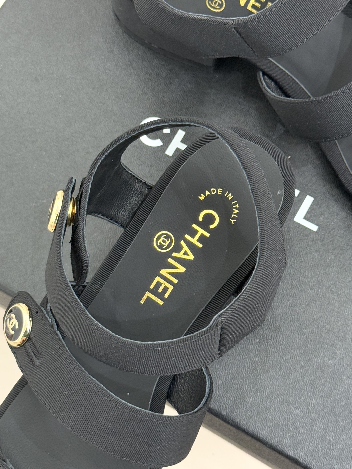 CHANE*｜小香26C早春新品双C纽扣凉拖系列将意式度假的慵懒与精致典雅织就成步履间的奢华诗篇。鞋身标