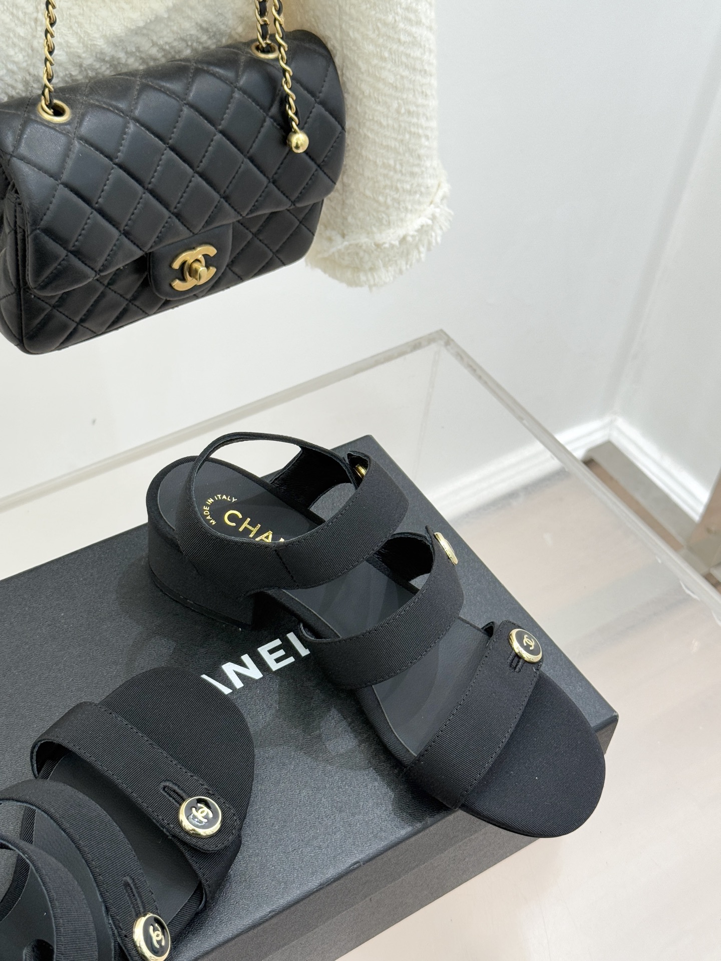 CHANE*｜小香26C早春新品双C纽扣凉拖系列将意式度假的慵懒与精致典雅织就成步履间的奢华诗篇。鞋身标