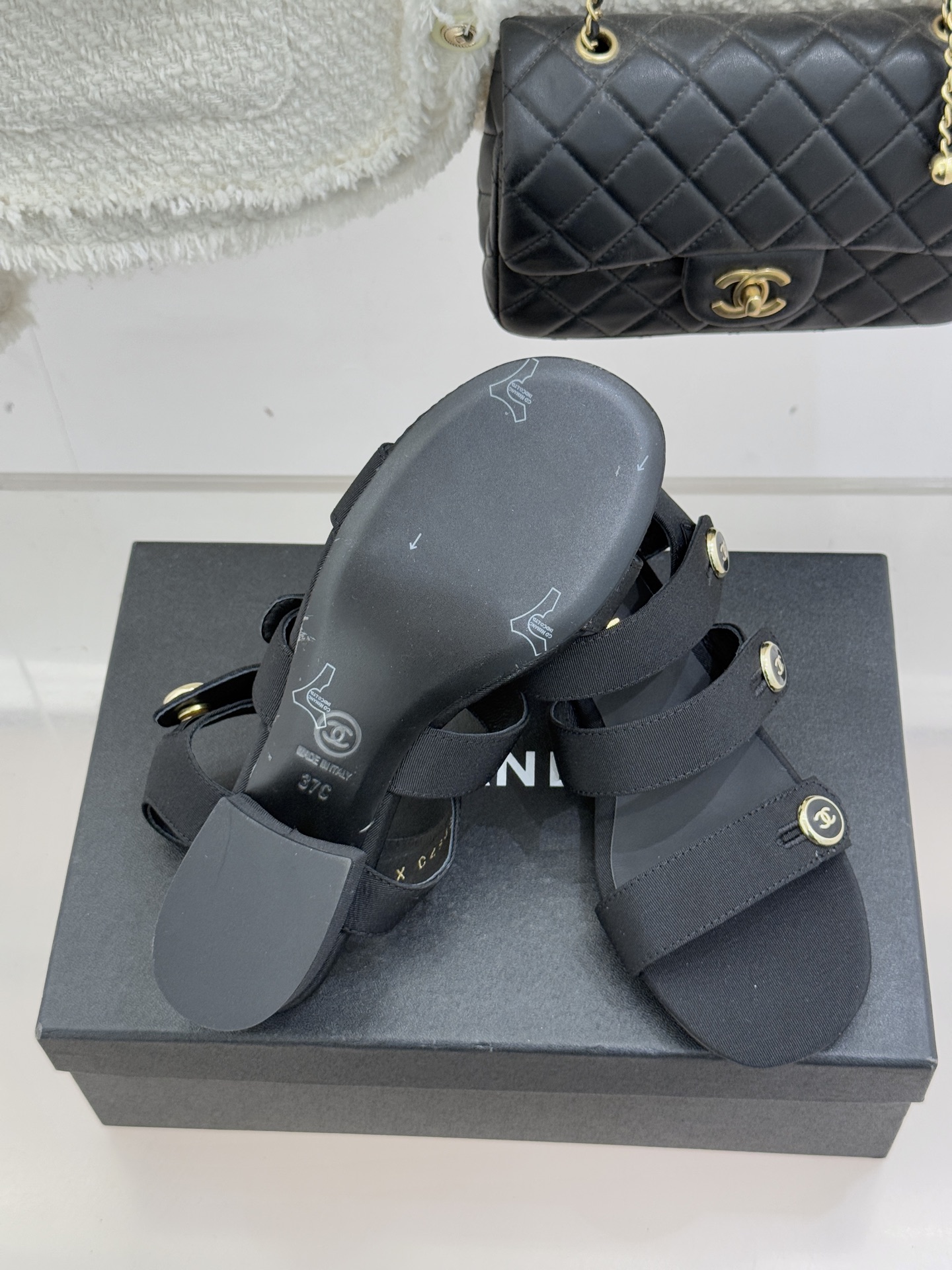 CHANE*｜小香26C早春新品双C纽扣凉拖系列将意式度假的慵懒与精致典雅织就成步履间的奢华诗篇。鞋身标