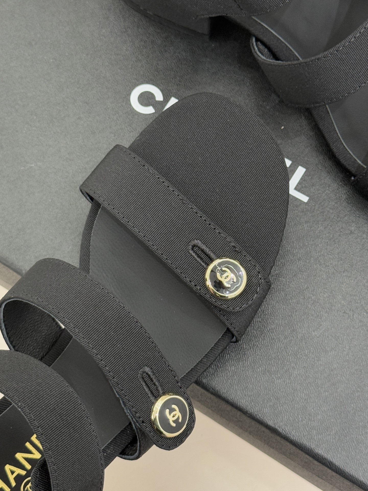 CHANE*｜小香26C早春新品双C纽扣凉拖系列将意式度假的慵懒与精致典雅织就成步履间的奢华诗篇。鞋身标