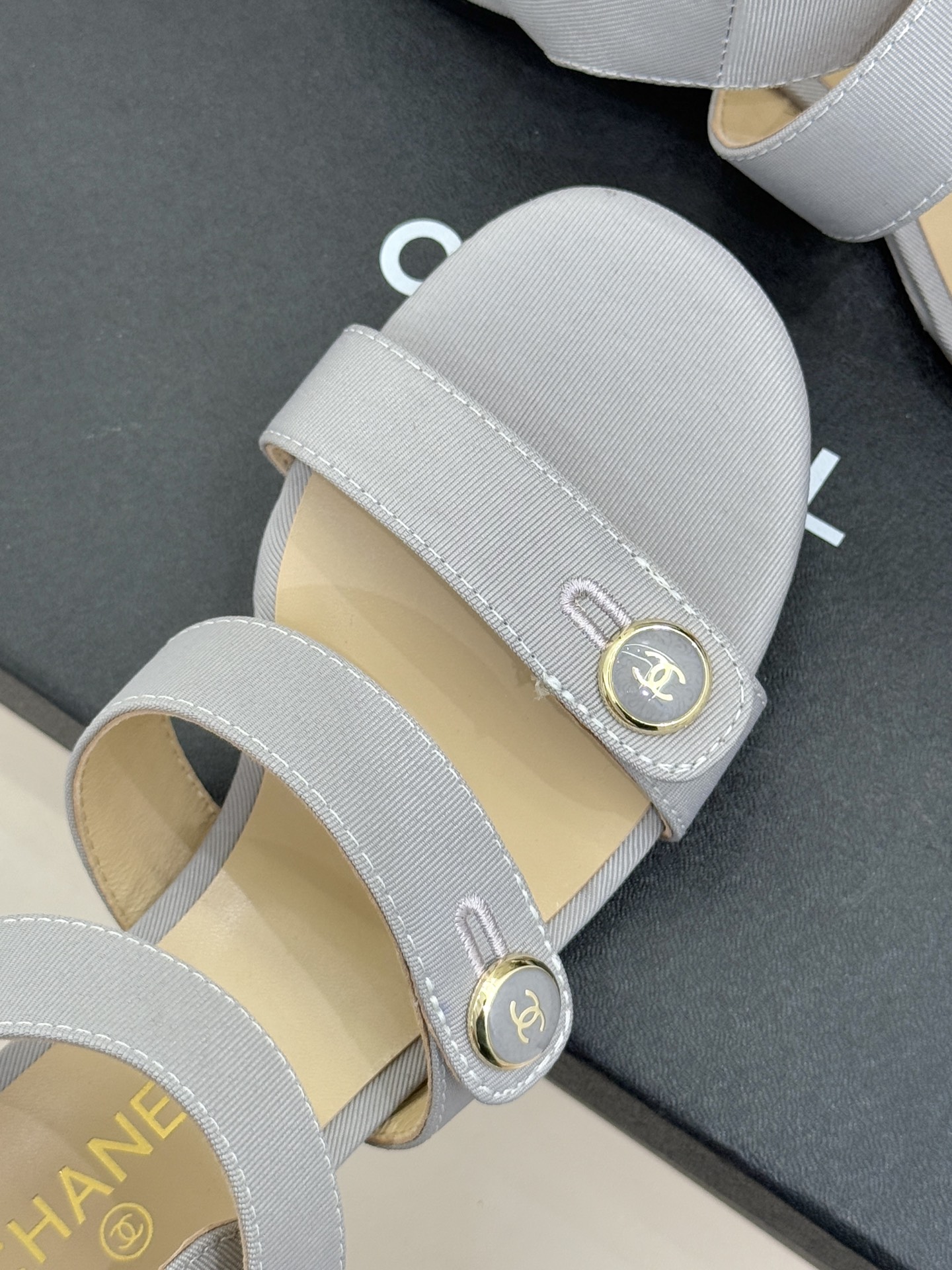 CHANE*｜小香26C早春新品双C纽扣凉拖系列将意式度假的慵懒与精致典雅织就成步履间的奢华诗篇。鞋身标