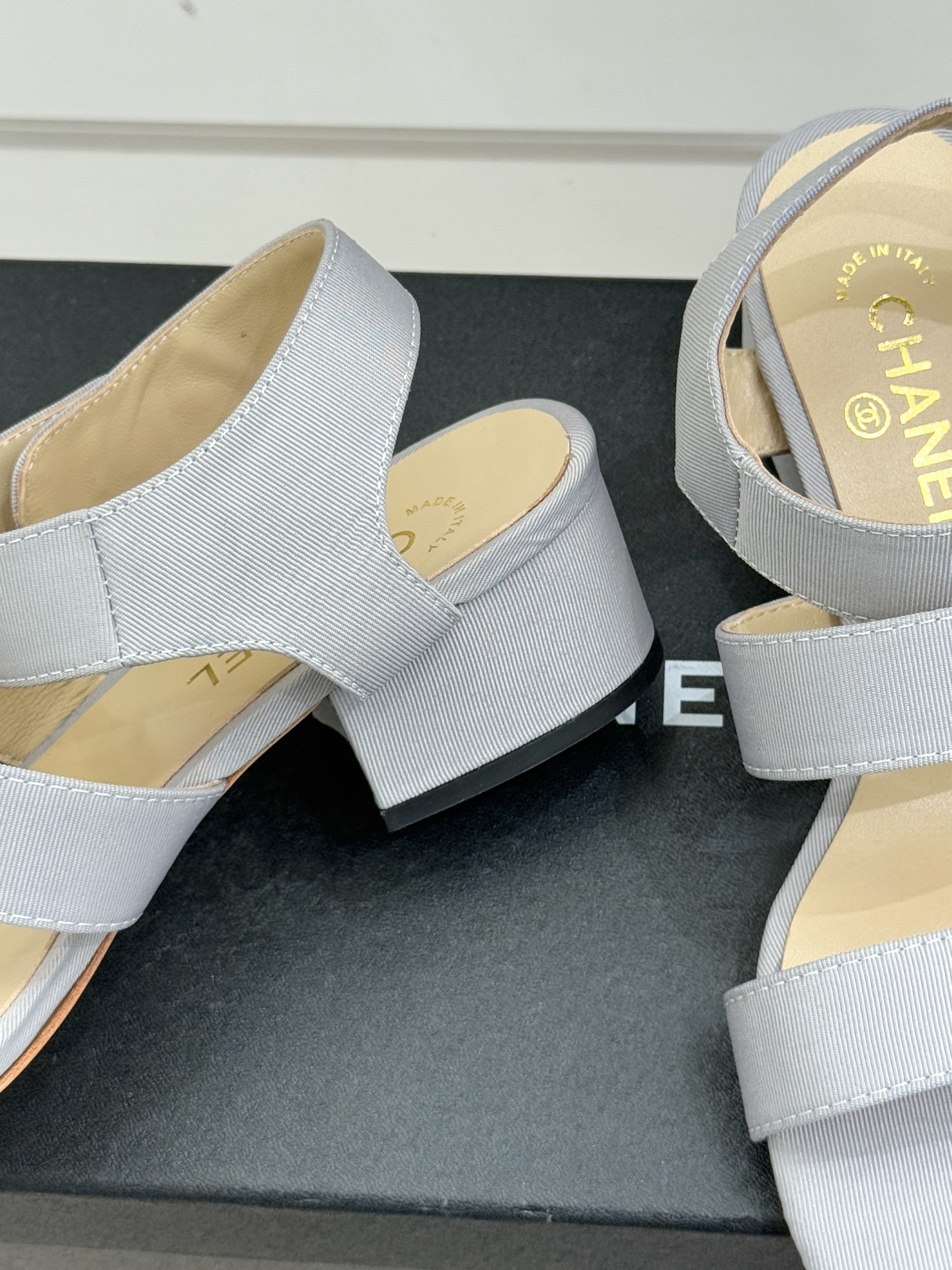 CHANE*｜小香26C早春新品双C纽扣凉拖系列将意式度假的慵懒与精致典雅织就成步履间的奢华诗篇。鞋身标