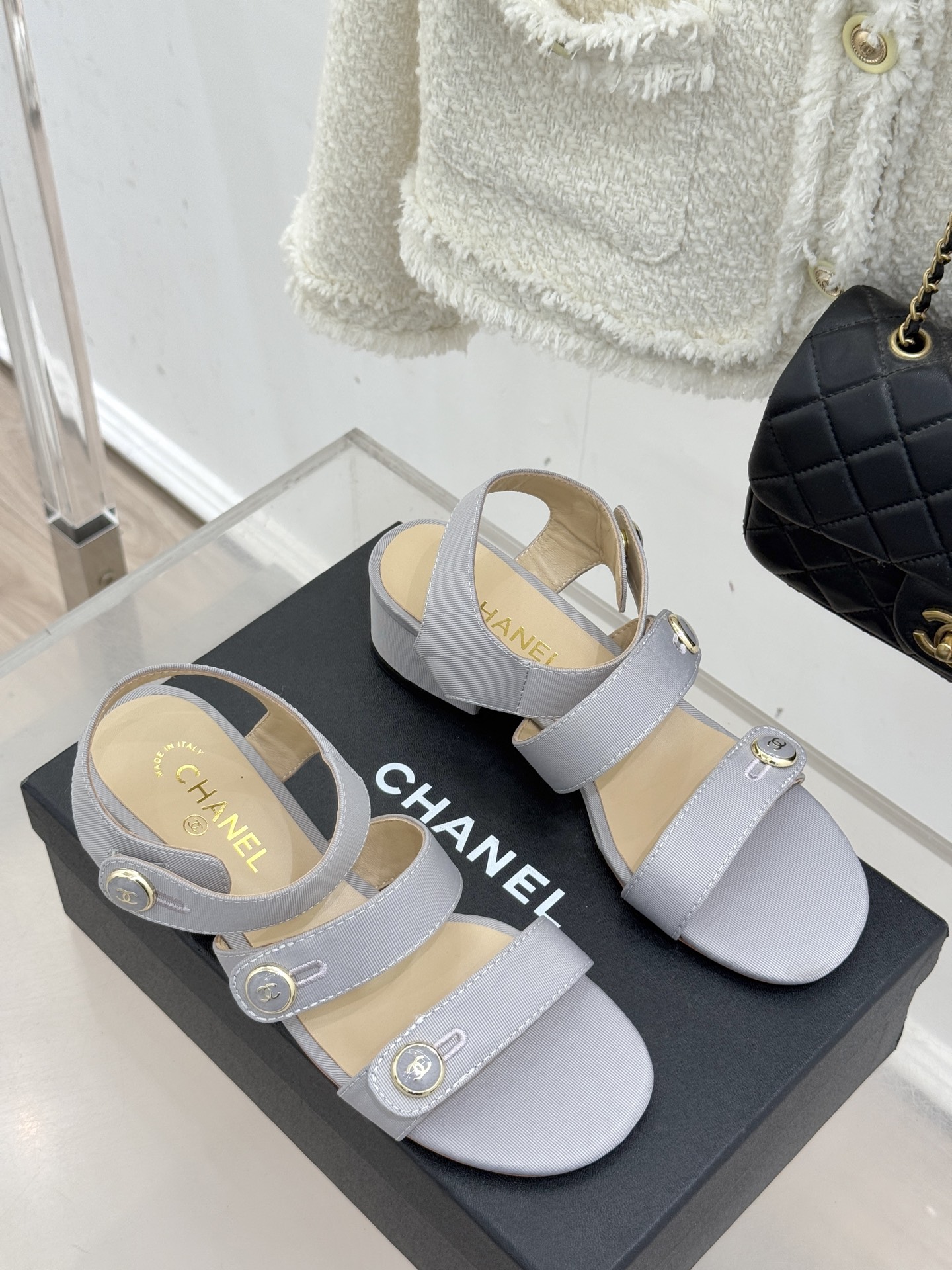 CHANE*｜小香26C早春新品双C纽扣凉拖系列将意式度假的慵懒与精致典雅织就成步履间的奢华诗篇。鞋身标