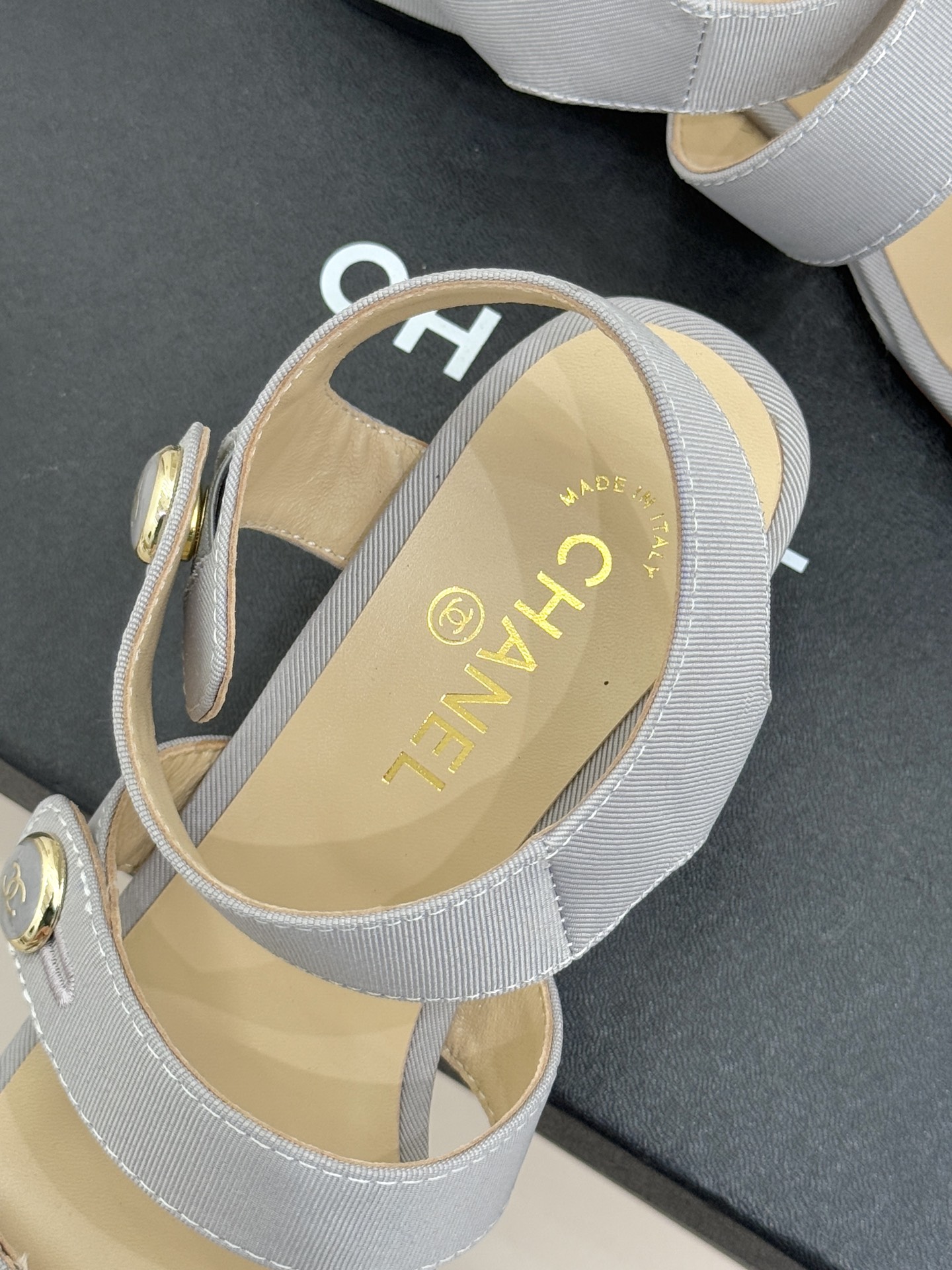 CHANE*｜小香26C早春新品双C纽扣凉拖系列将意式度假的慵懒与精致典雅织就成步履间的奢华诗篇。鞋身标