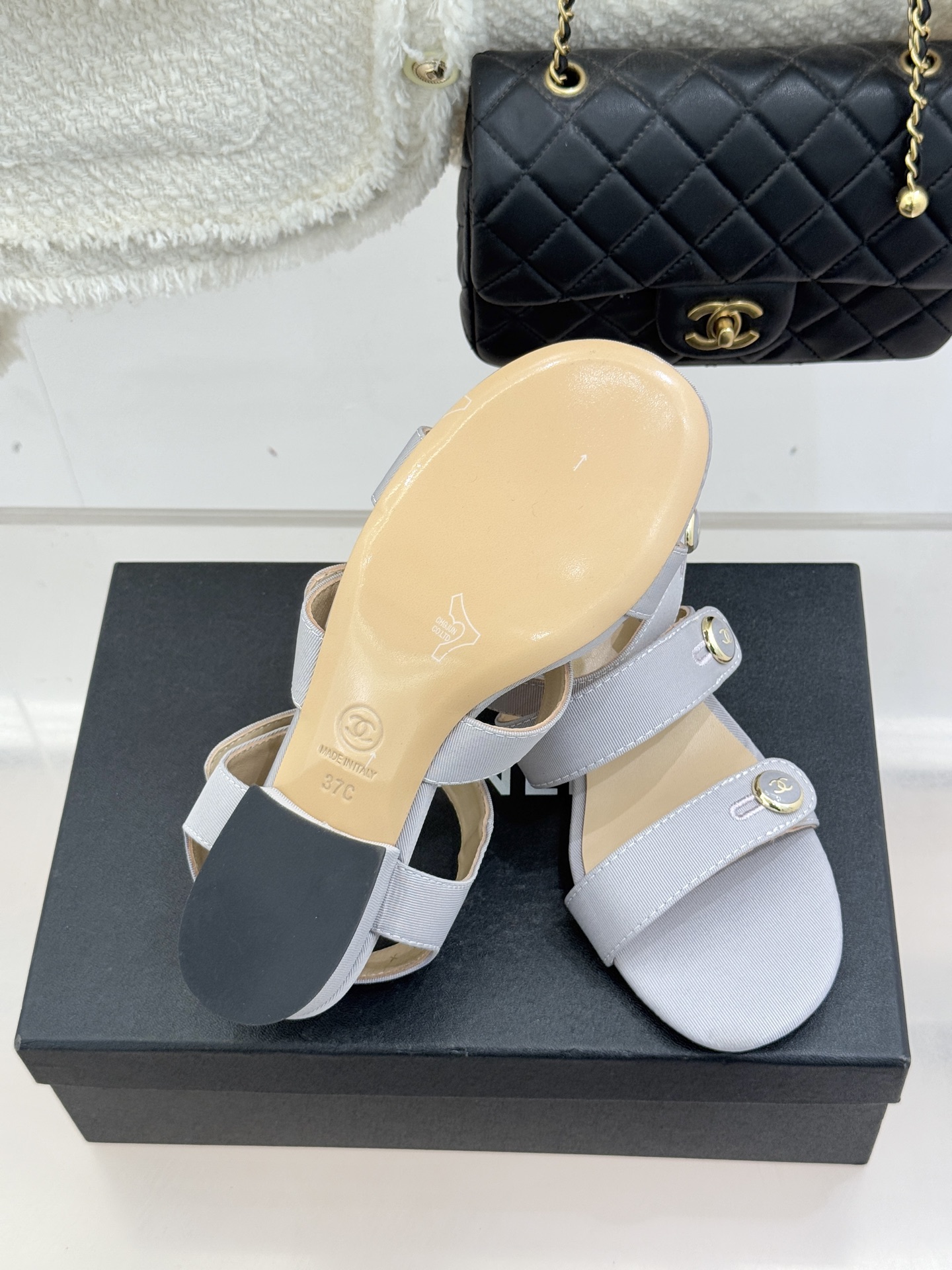 CHANE*｜小香26C早春新品双C纽扣凉拖系列将意式度假的慵懒与精致典雅织就成步履间的奢华诗篇。鞋身标