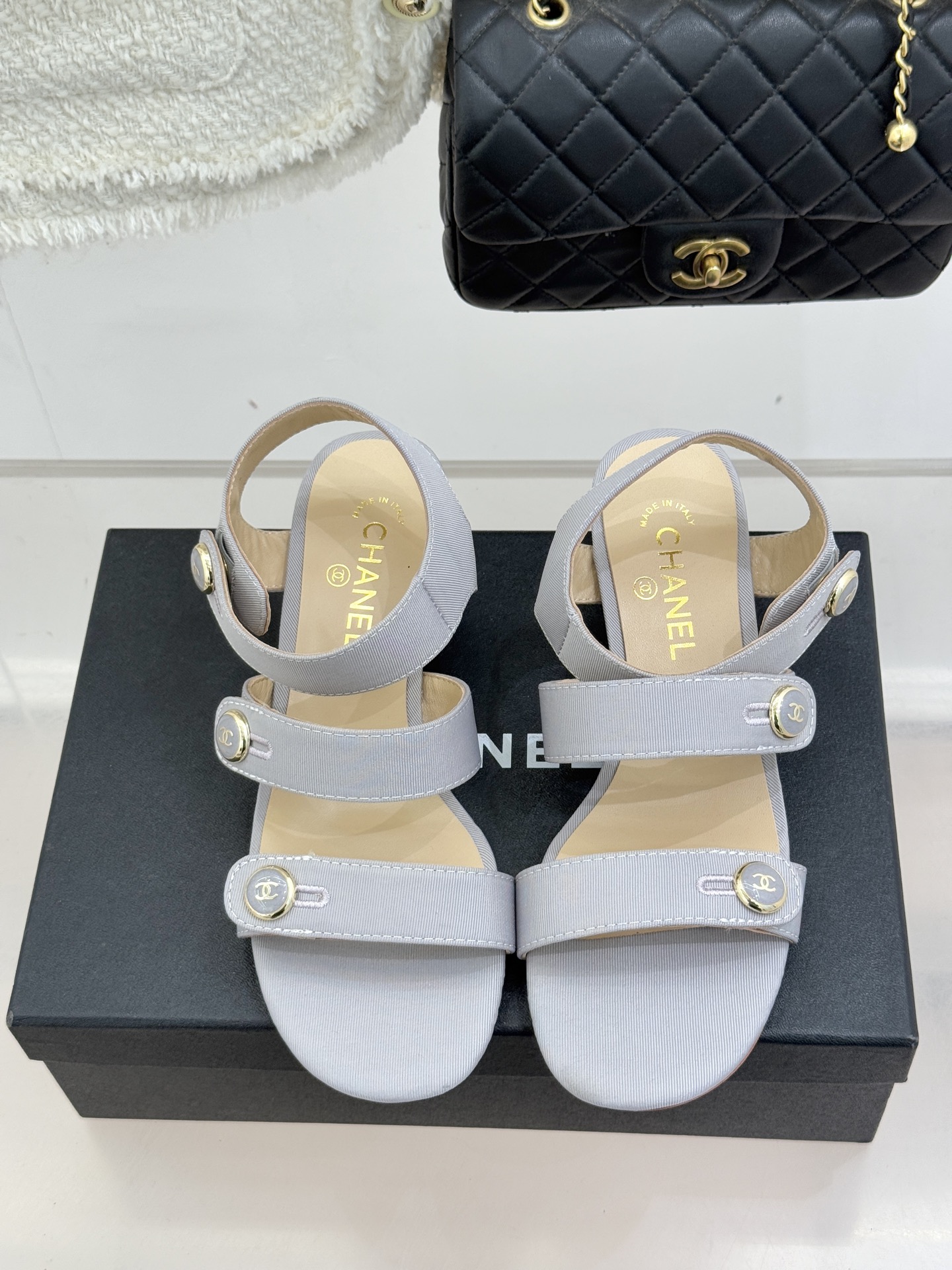 CHANE*｜小香26C早春新品双C纽扣凉拖系列将意式度假的慵懒与精致典雅织就成步履间的奢华诗篇。鞋身标