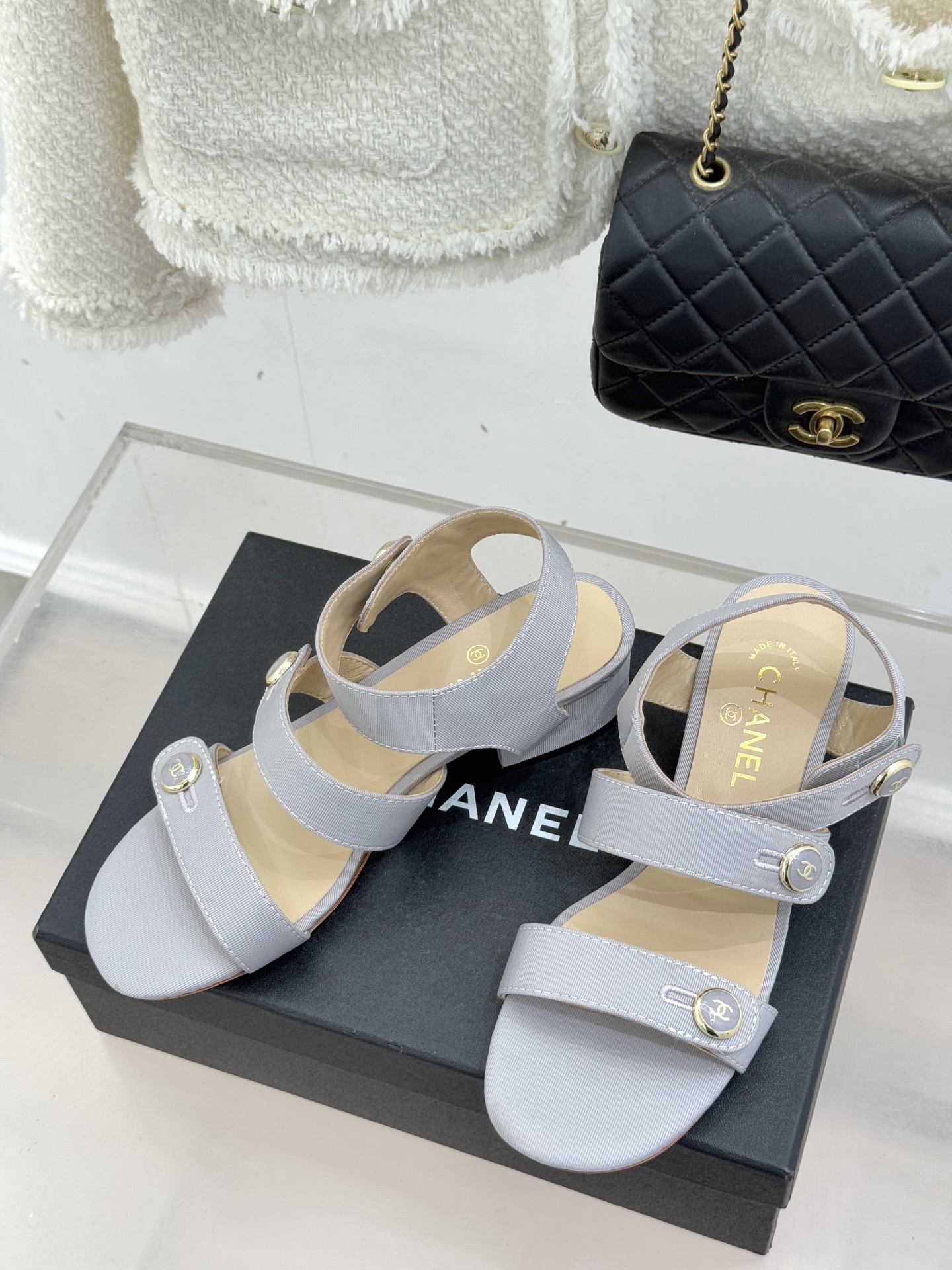 CHANE*｜小香26C早春新品双C纽扣凉拖系列将意式度假的慵懒与精致典雅织就成步履间的奢华诗篇。鞋身标