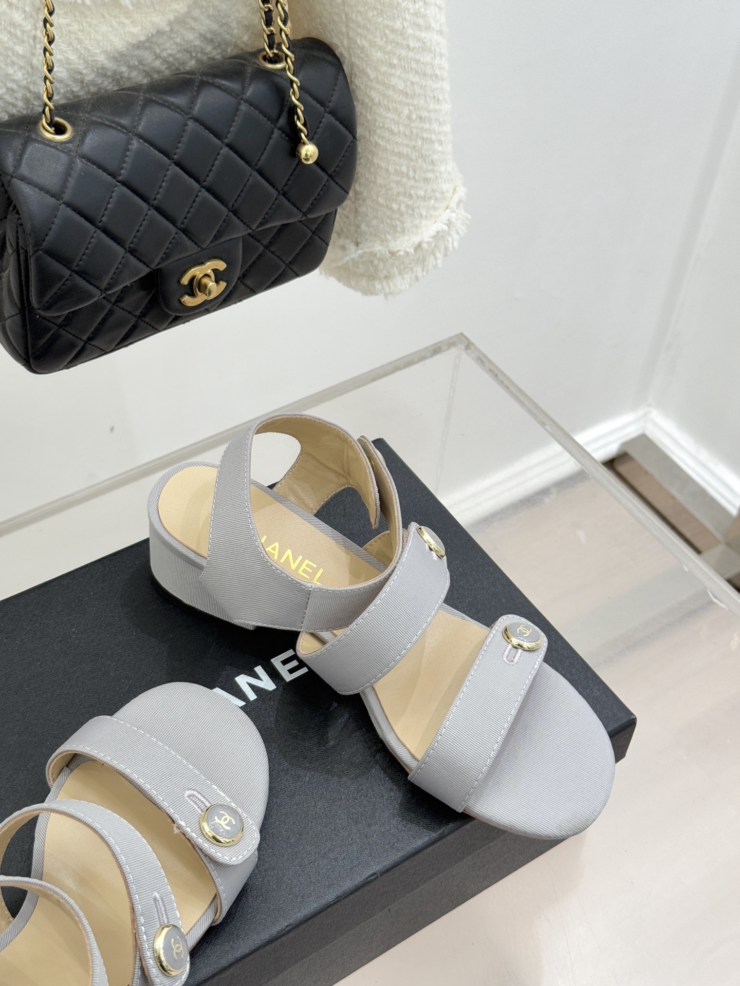 CHANE*｜小香26C早春新品双C纽扣凉拖系列将意式度假的慵懒与精致典雅织就成步履间的奢华诗篇。鞋身标