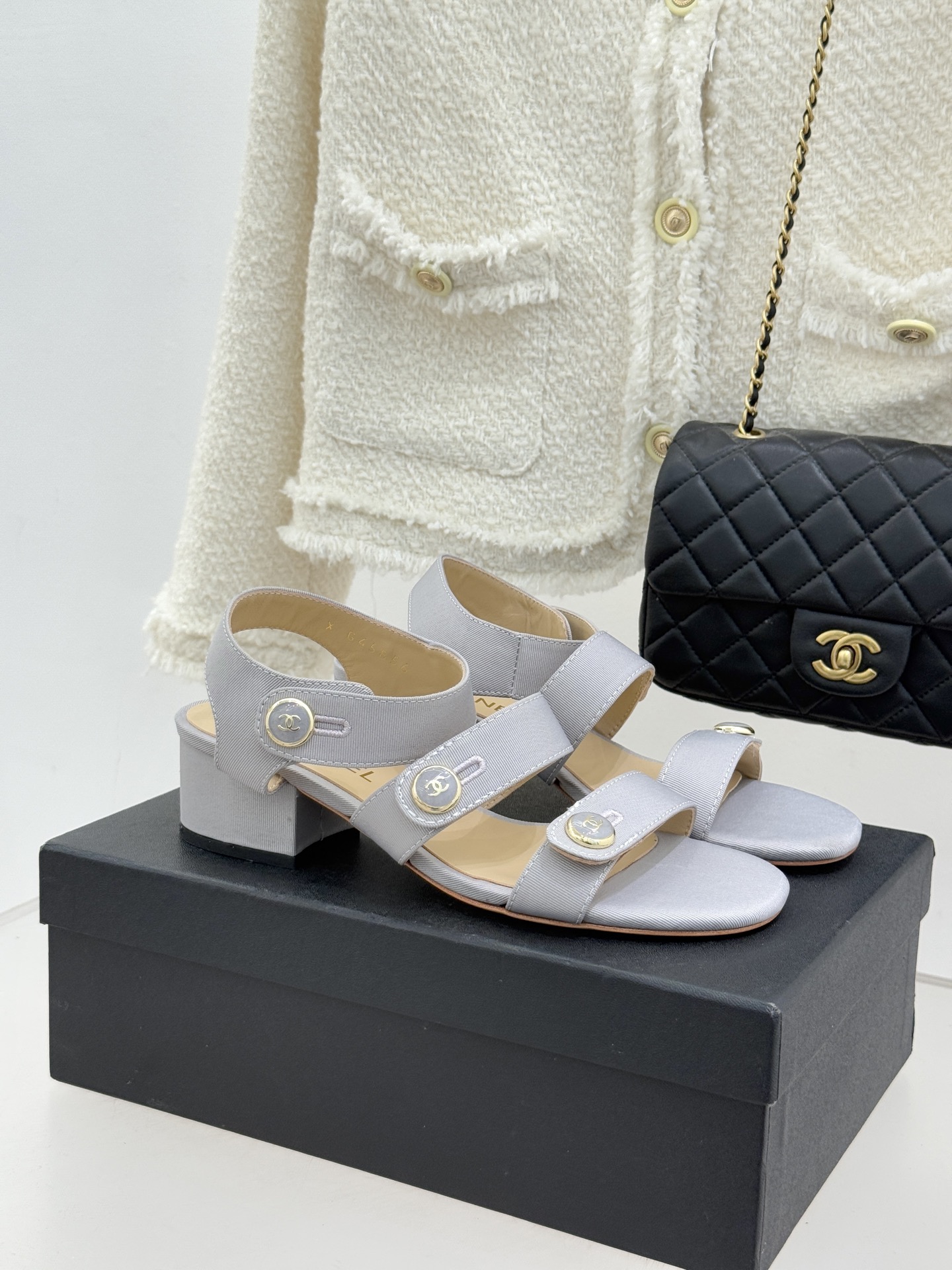 CHANE*｜小香26C早春新品双C纽扣凉拖系列将意式度假的慵懒与精致典雅织就成步履间的奢华诗篇。鞋身标