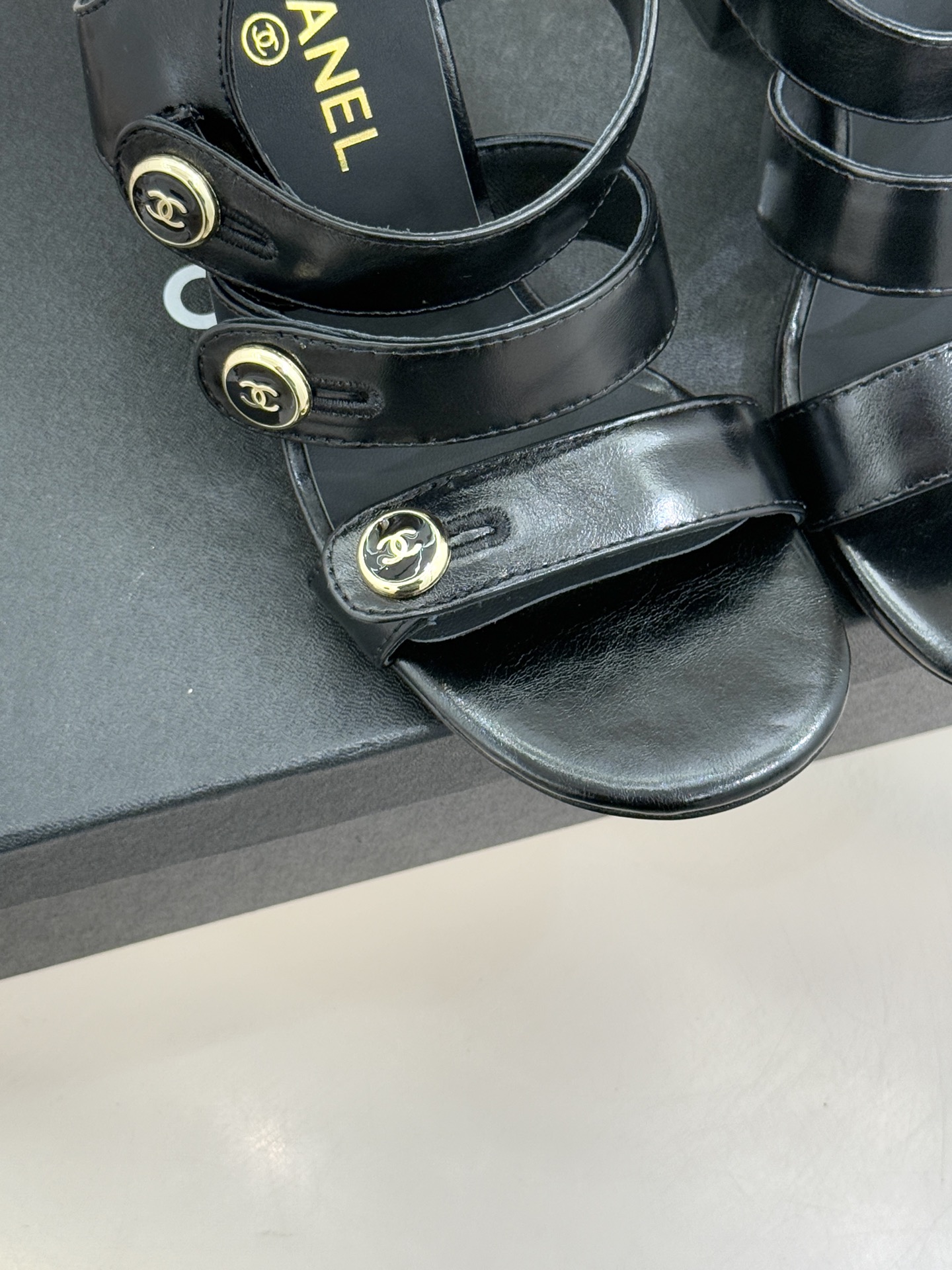 CHANE*｜小香26C早春新品双C纽扣凉拖系列将意式度假的慵懒与精致典雅织就成步履间的奢华诗篇。鞋身标