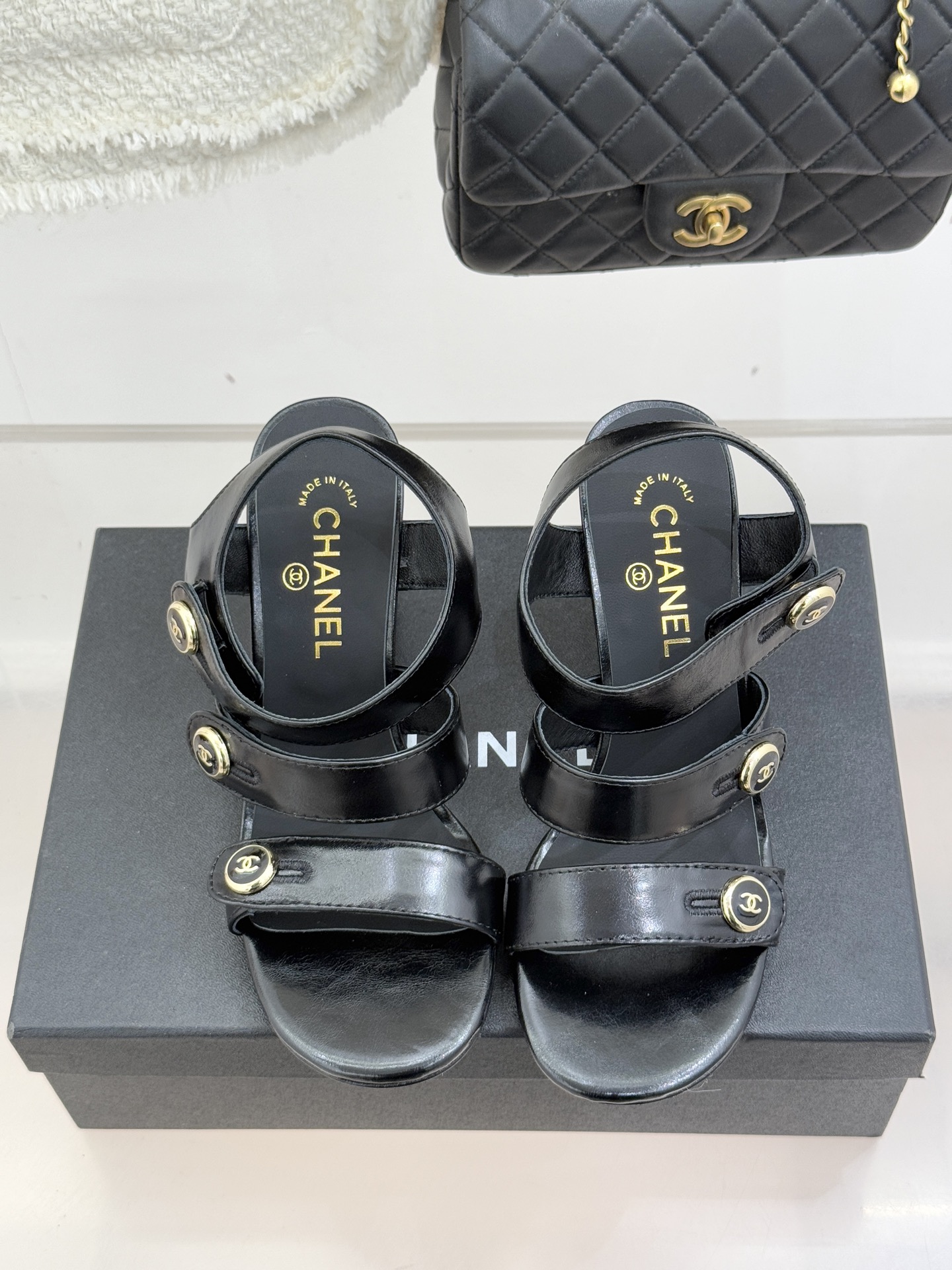 CHANE*｜小香26C早春新品双C纽扣凉拖系列将意式度假的慵懒与精致典雅织就成步履间的奢华诗篇。鞋身标