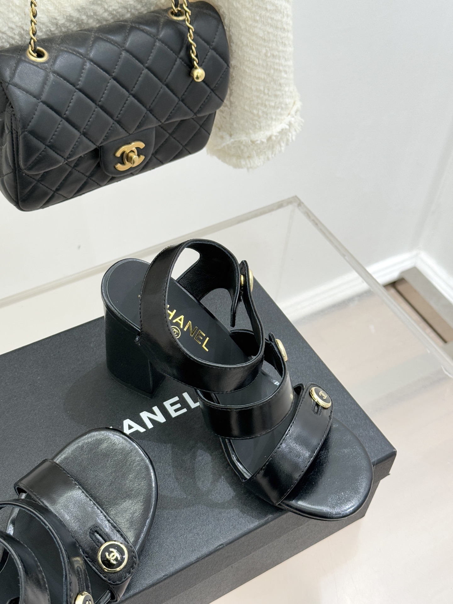 CHANE*｜小香26C早春新品双C纽扣凉拖系列将意式度假的慵懒与精致典雅织就成步履间的奢华诗篇。鞋身标