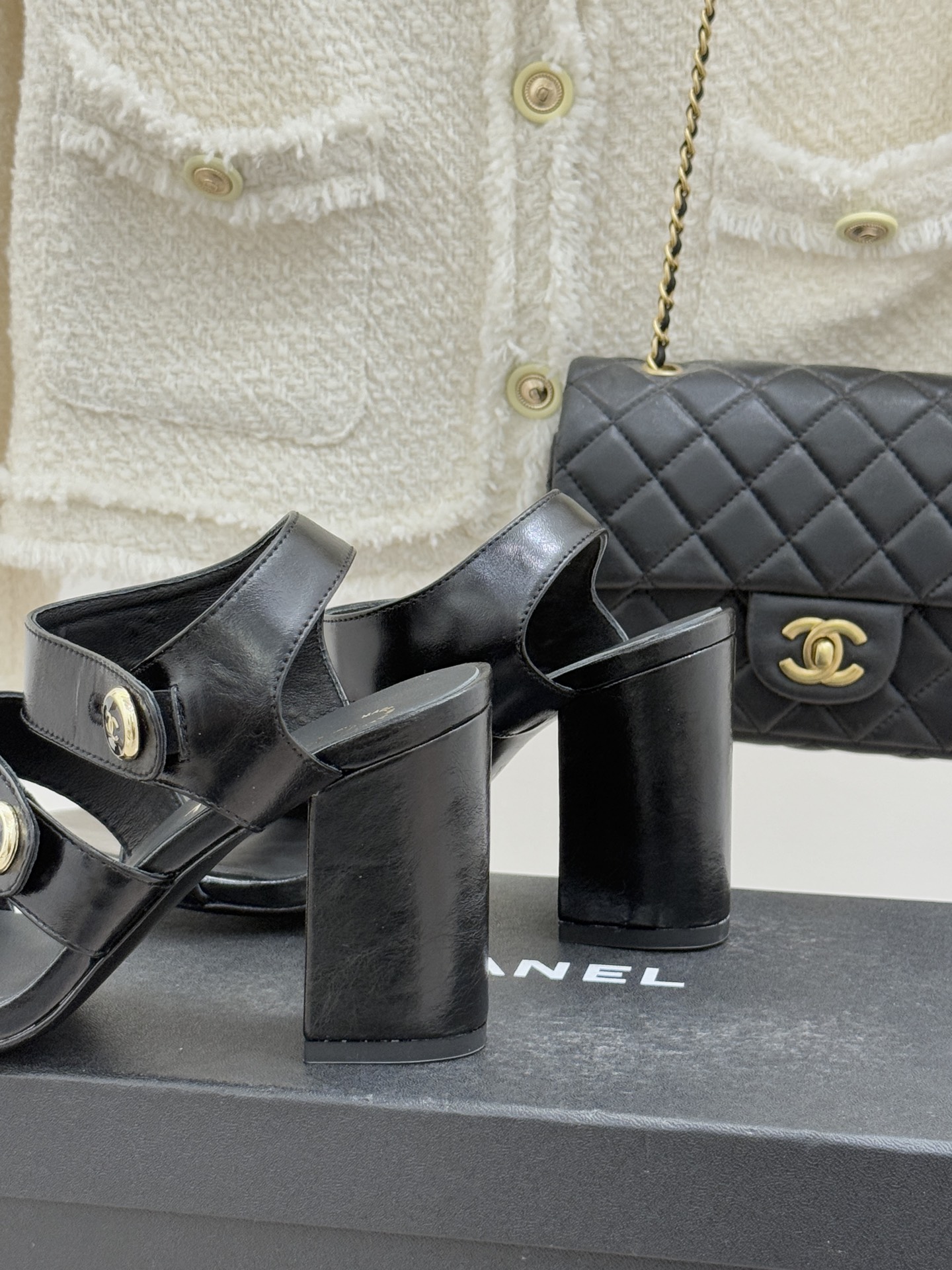 CHANE*｜小香26C早春新品双C纽扣凉拖系列将意式度假的慵懒与精致典雅织就成步履间的奢华诗篇。鞋身标